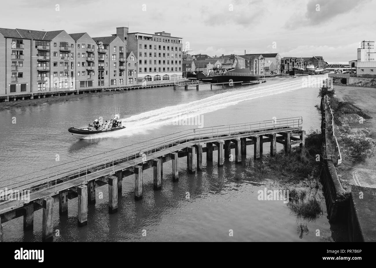 Sauvetage des vitesses gonflable Humber River Hull flanqué d'appartements modernes et des bureaux et les apparaux de pont-jetée, Hull, dans le Yorkshire, UK. Banque D'Images