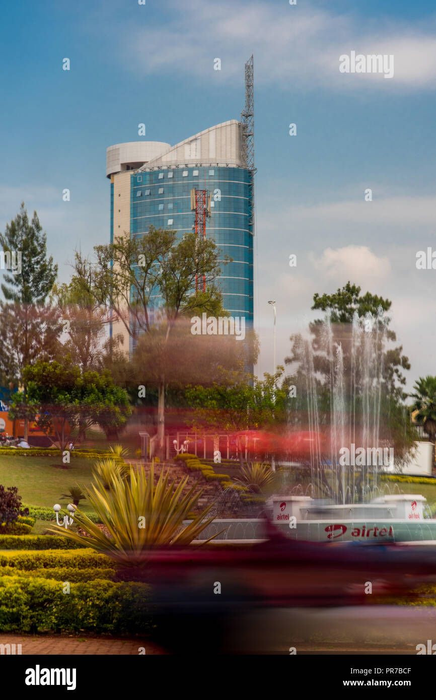 Kigali, Rwanda - 20 septembre 2018 : un 'moto' (moto) à un rond-point près du centre-ville, avec Kigali City Tour dans l'arrière-plan Banque D'Images