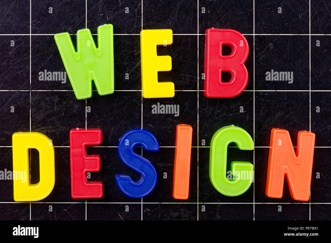 Web Design avec texte lettres colorées sur tableau noir magnétique Banque D'Images
