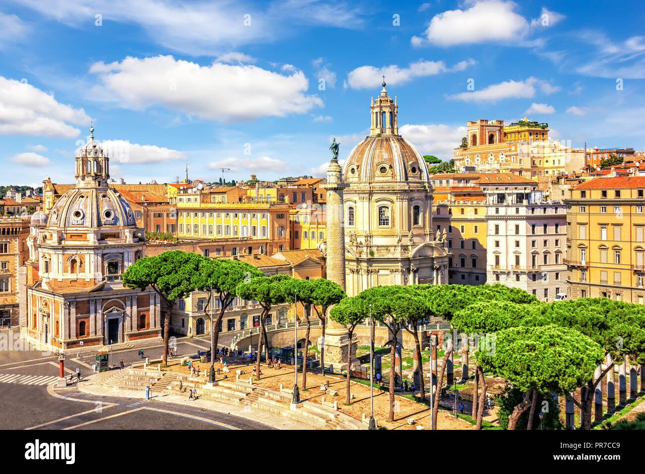 Vue sur la Basilique Ulpia, Fora Roma, la Colonne Trajane et Santa Maria di Loreto de Vittoriano Banque D'Images