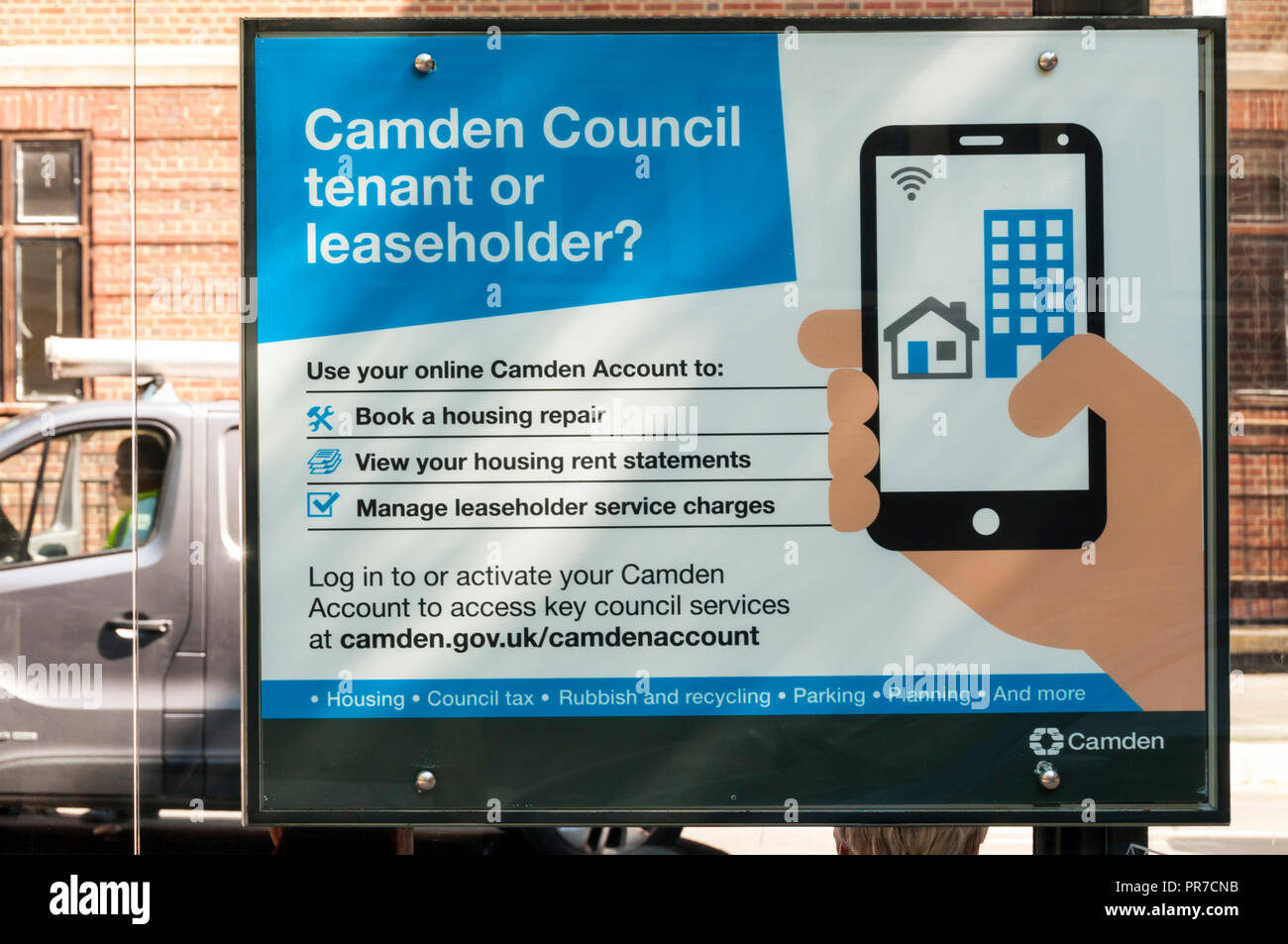 Poster lors d'un arrêt de bus annonce le Camden app compte visant à Camden Council locataires de logements. Banque D'Images