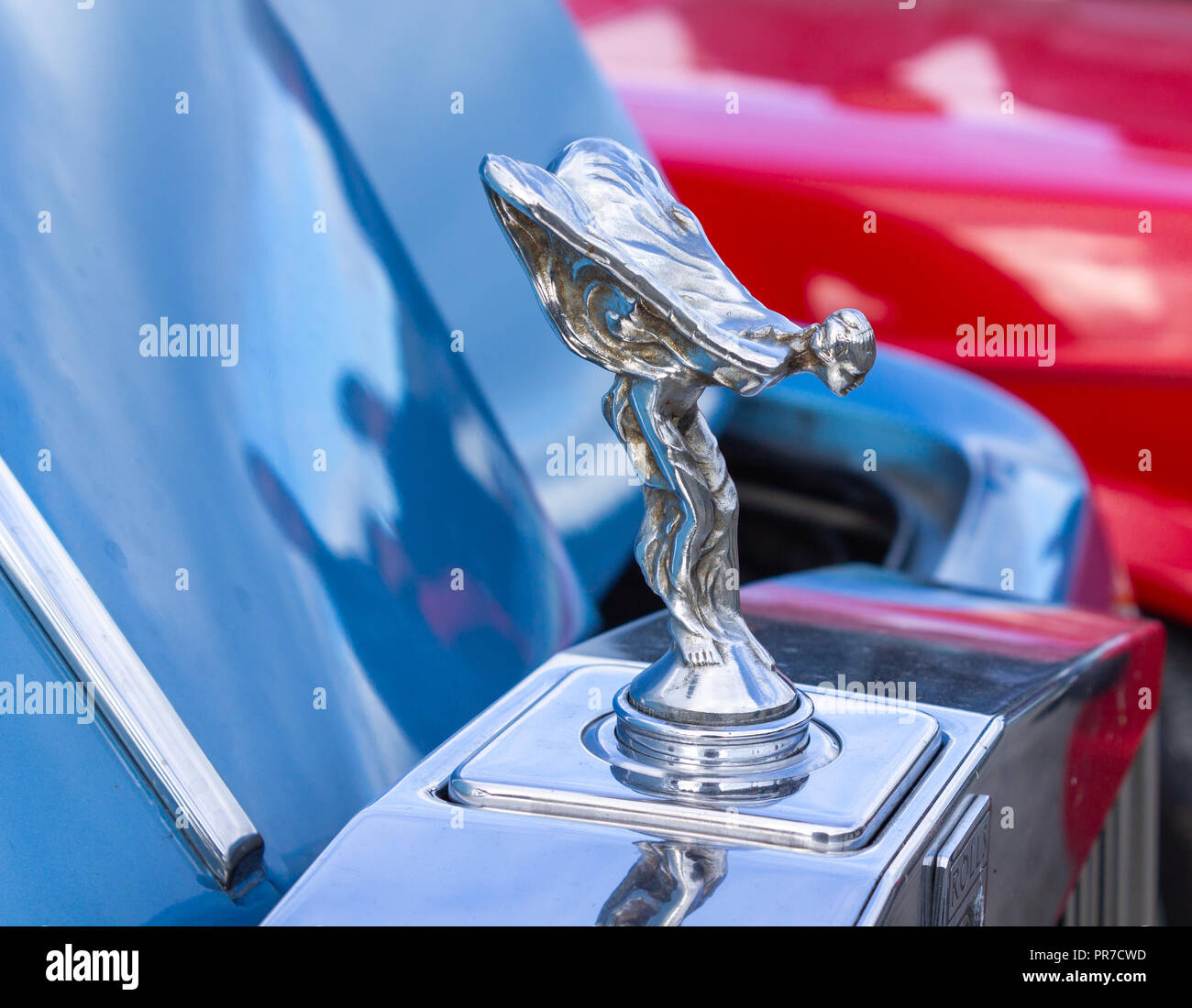 Close up d'un esprit de l'Ecstasy ou argent dame Rolls Royce bonnet badge. Banque D'Images