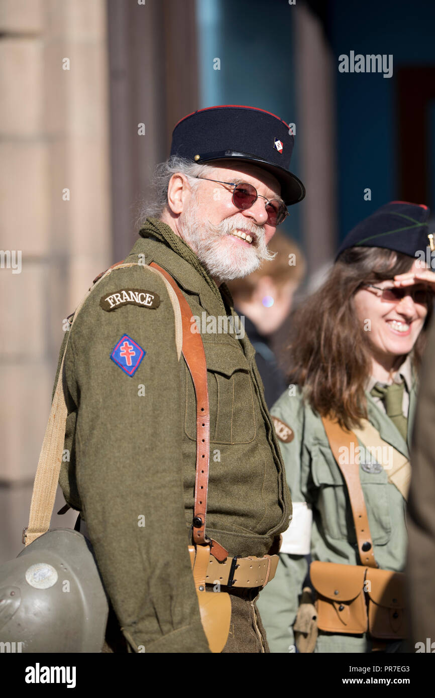 La reconstitution médiévale portant un uniforme de l'armée française à l'Welshpool 1940 Week-end, 2018 Banque D'Images