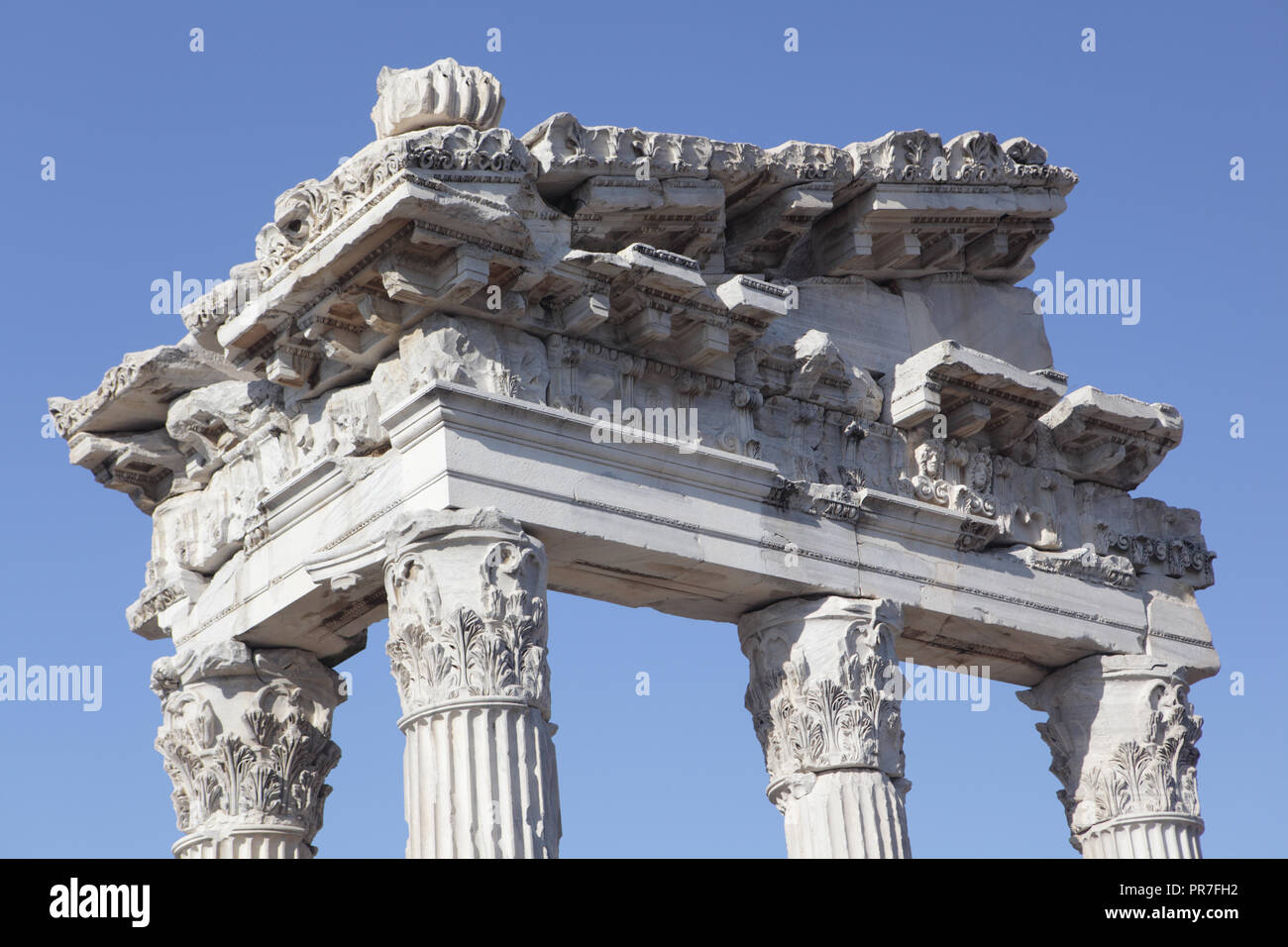 Fragment reconstruit du Temple de Trajan dans l'ancienne Pergame, Bergama, Turquie Banque D'Images