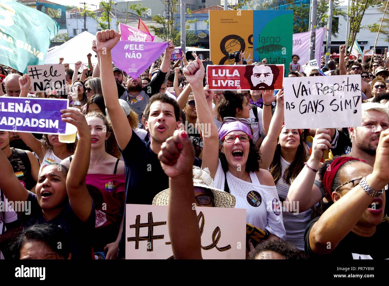 Sao Paulo, Brésil. 29 Sep, 2018. Les femmes dans la rue ce samedi après-midi, 29, à un rassemblement contre le candidat présidentiel Jaïr Bolsonaro (PSL). Le mouvement des femmes contre l'Bolsonaro a réuni des millions de supporters sur les réseaux sociaux au Brésil et dans le monde par le hashtag #  EleNÃ£o. Credit : Dario Oliveira/ZUMA/Alamy Fil Live News Banque D'Images