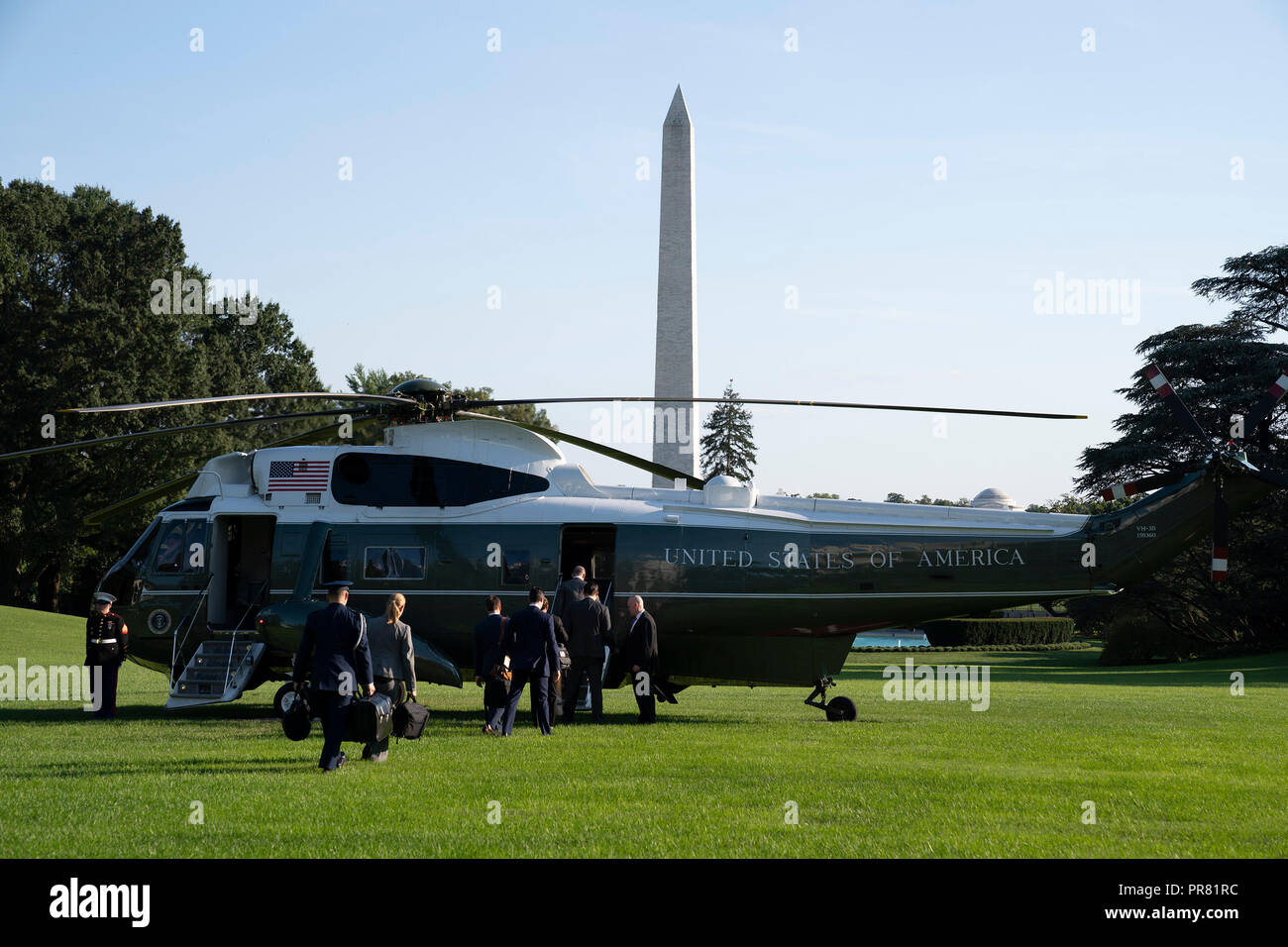 Les membres du personnel de la Maison blanche avec un marin du Président des Etats-Unis, Donald J. Trump quitte la Maison Blanche à Washington, DC, dirigée à la Virginie de l'Ouest pour assister à des évènements politiques, le 29 septembre 2018. Crédit : Chris Kleponis/piscine par CNP | conditions dans le monde entier Banque D'Images