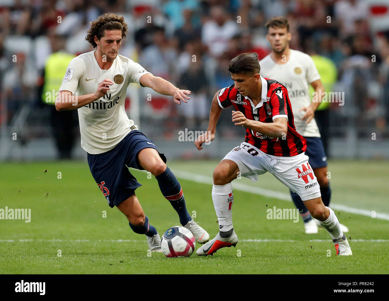 Nice, France. Sep 29, 2018. Adrien Rabiot (L) de Paris Saint-Germain rivalise avec Youcef Atal de Nice, France au cours de la saison 2018-2019 Ligue 1 match entre Paris Saint-Germain et à Nice, à Nice, France, France le 29 septembre 2018. Paris Saint-Germain a gagné 3-0. Credit : Christophe Petino/Xinhua/Alamy Live News Banque D'Images