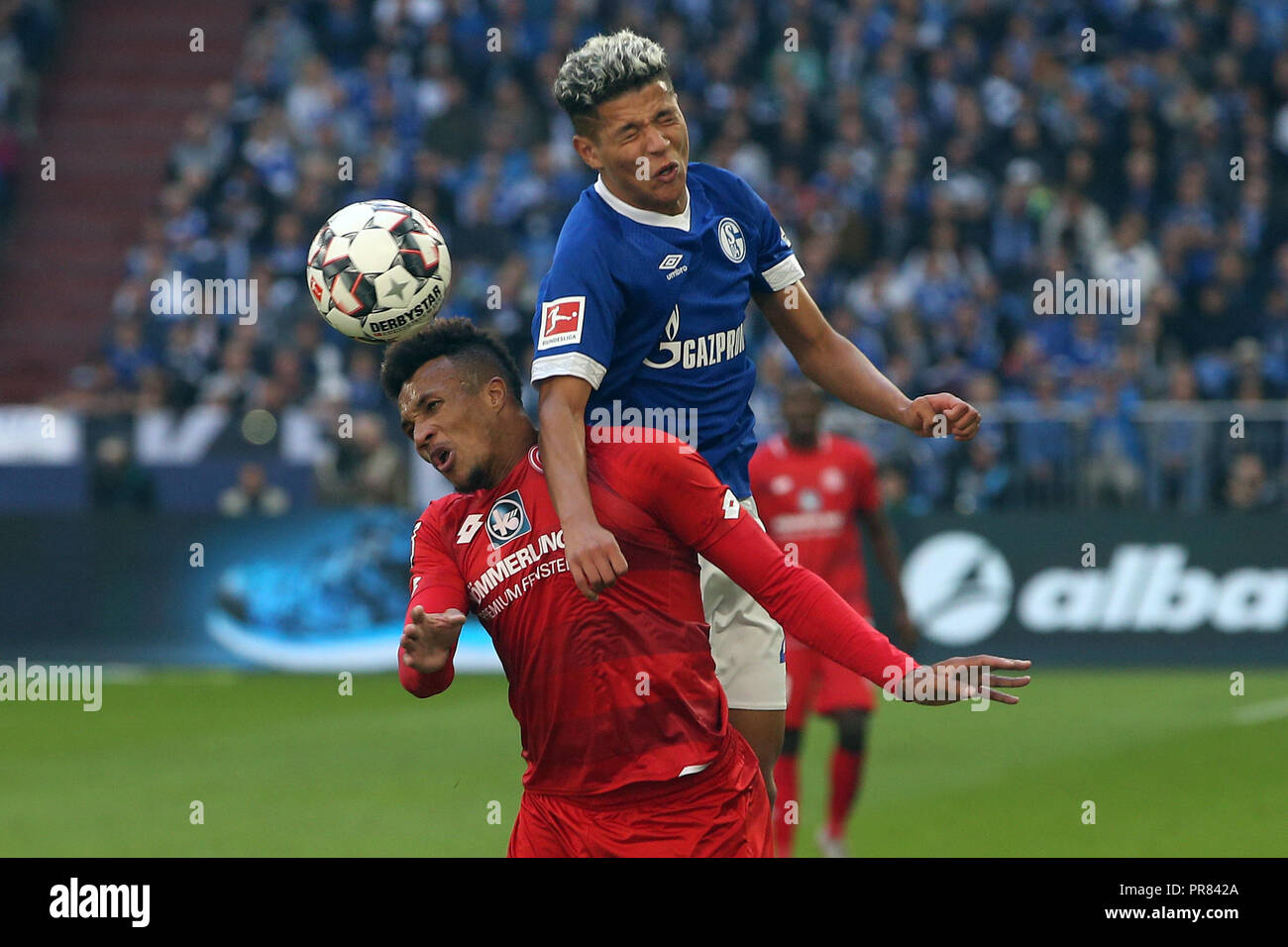 Gelsenkirchen, Allemagne. Sep 29, 2018. Harit Amine (R) de Schalke 04 et Jean-Philippe Gbamin de Mayence bataille pour la balle durant le match de Bundesliga entre le FC Schalke 04 et Mainz 05 au Veltins-Arena le 29 septembre, 2018 à Gelsenkirchen, Allemagne. Schalke 04 a gagné 1-0. Credit : Joachim Bywaletz/Xinhua/Alamy Live News Banque D'Images