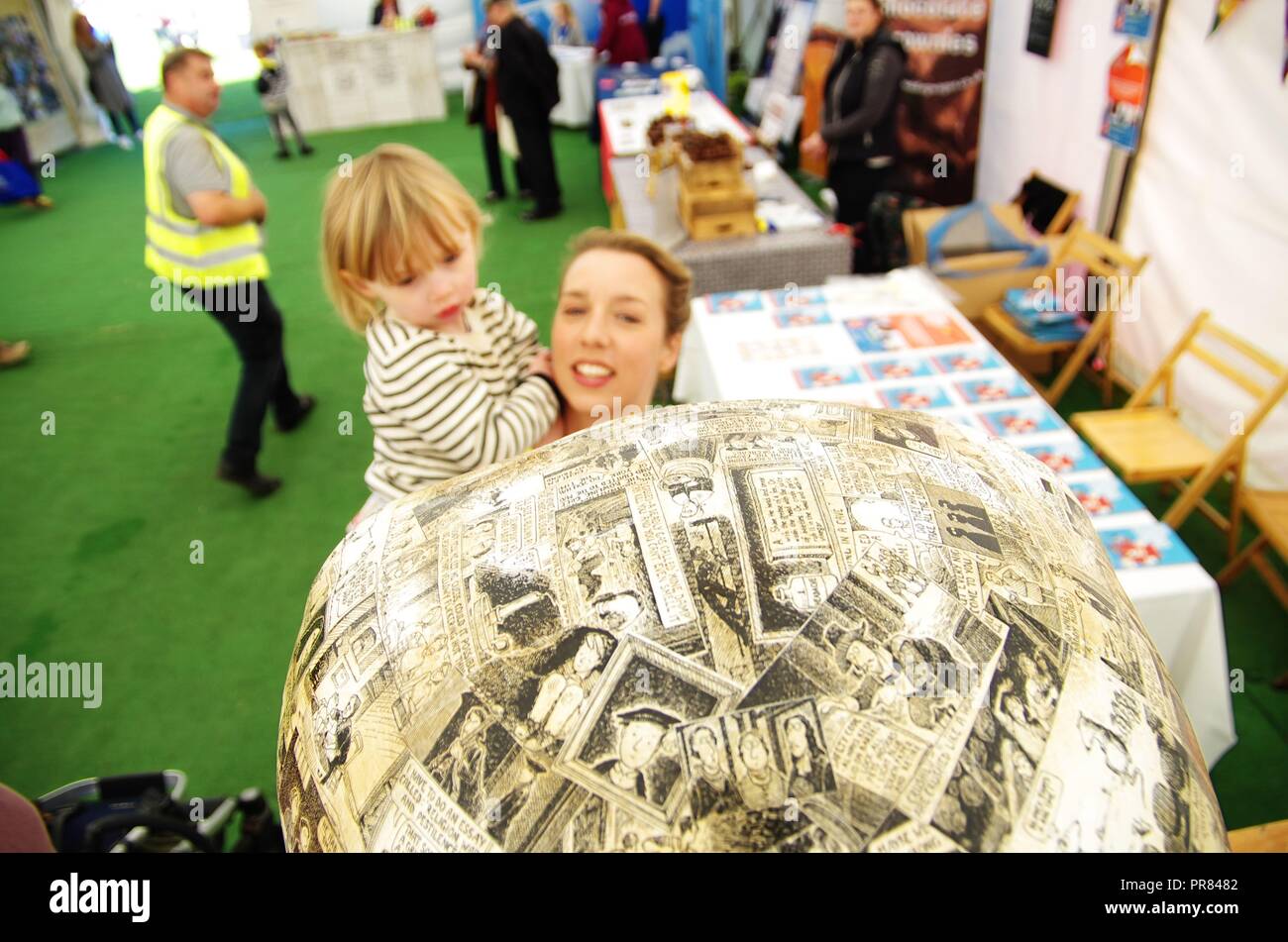 Histoires horribles les livres d'enfants célèbrent leur 25e anniversaire au Festival littéraire du Bain enfants. Signatures de livres et d'une causerie par Martin Brown l'illustrateur et l'auteur de l'histoire horrible Terry Deary ont eu lieu au Forum. Le talk a également coïncidé avec Minerva hiboux de Bath, qui comprend une histoire horrible sur l'Hibou Les hiboux hululent à crédit d'Adieu : Haydn Wheeler/Alamy Live News Banque D'Images