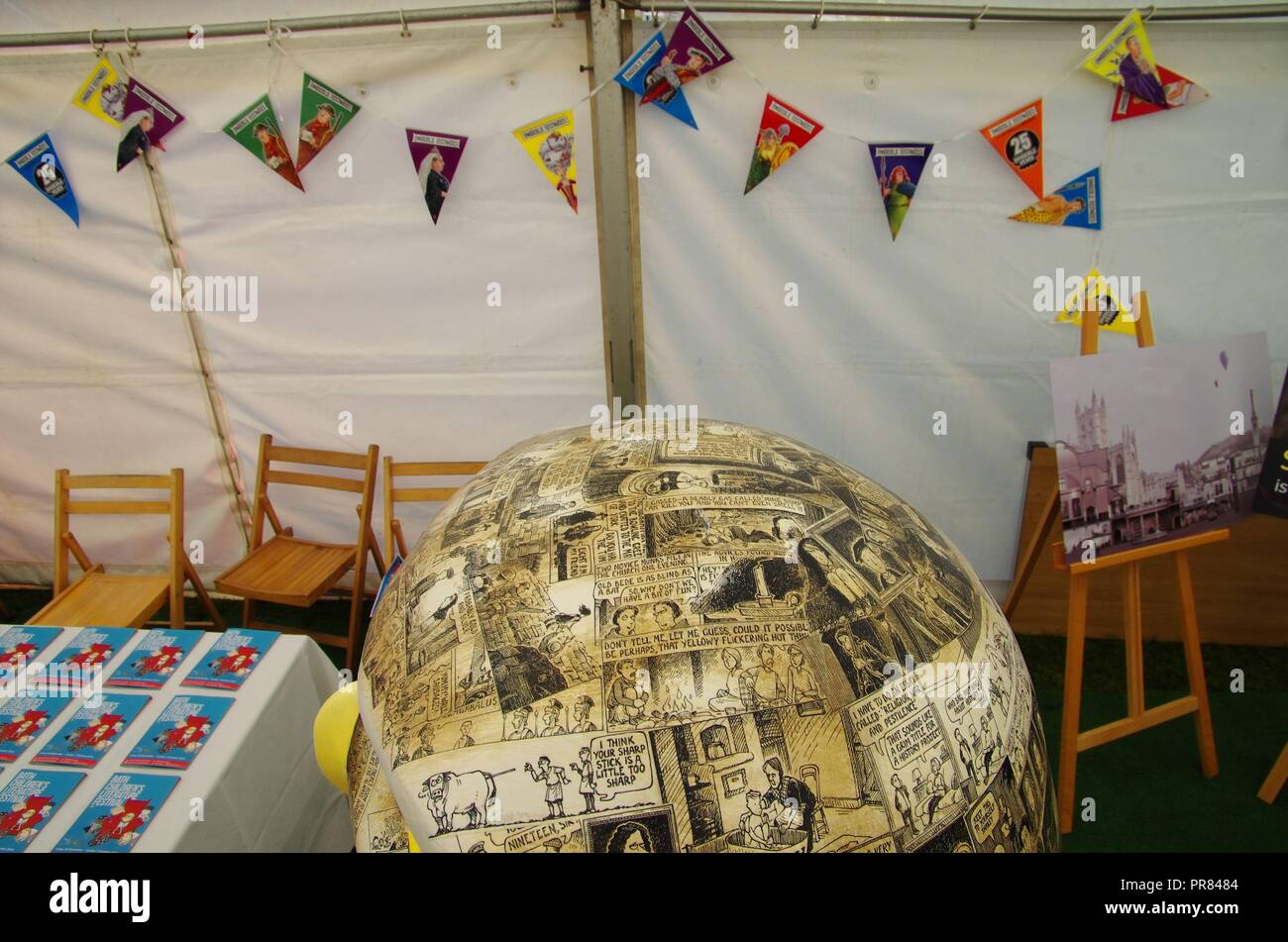 Histoires horribles les livres d'enfants célèbrent leur 25e anniversaire au Festival littéraire du Bain enfants. Signatures de livres et d'une causerie par Martin Brown l'illustrateur et l'auteur de l'histoire horrible Terry Deary ont eu lieu au Forum. Le talk a également coïncidé avec Minerva hiboux de Bath, qui comprend une histoire horrible sur l'Hibou Les hiboux hululent à crédit d'Adieu : Haydn Wheeler/Alamy Live News Banque D'Images