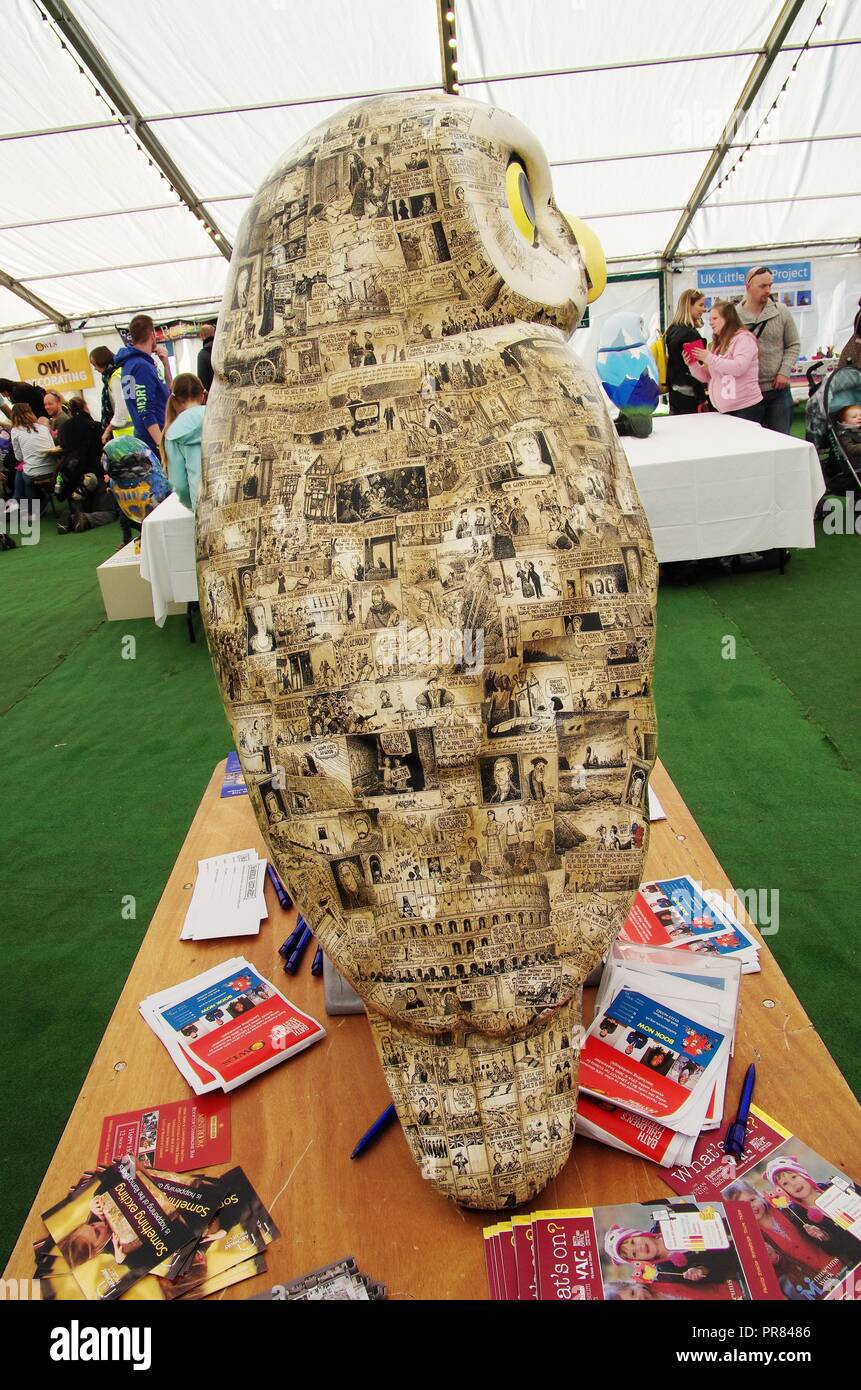 Histoires horribles les livres d'enfants célèbrent leur 25e anniversaire au Festival littéraire du Bain enfants. Signatures de livres et d'une causerie par Martin Brown l'illustrateur et l'auteur de l'histoire horrible Terry Deary ont eu lieu au Forum. Le talk a également coïncidé avec Minerva hiboux de Bath, qui comprend une histoire horrible sur l'Hibou Les hiboux hululent à crédit d'Adieu : Haydn Wheeler/Alamy Live News Banque D'Images