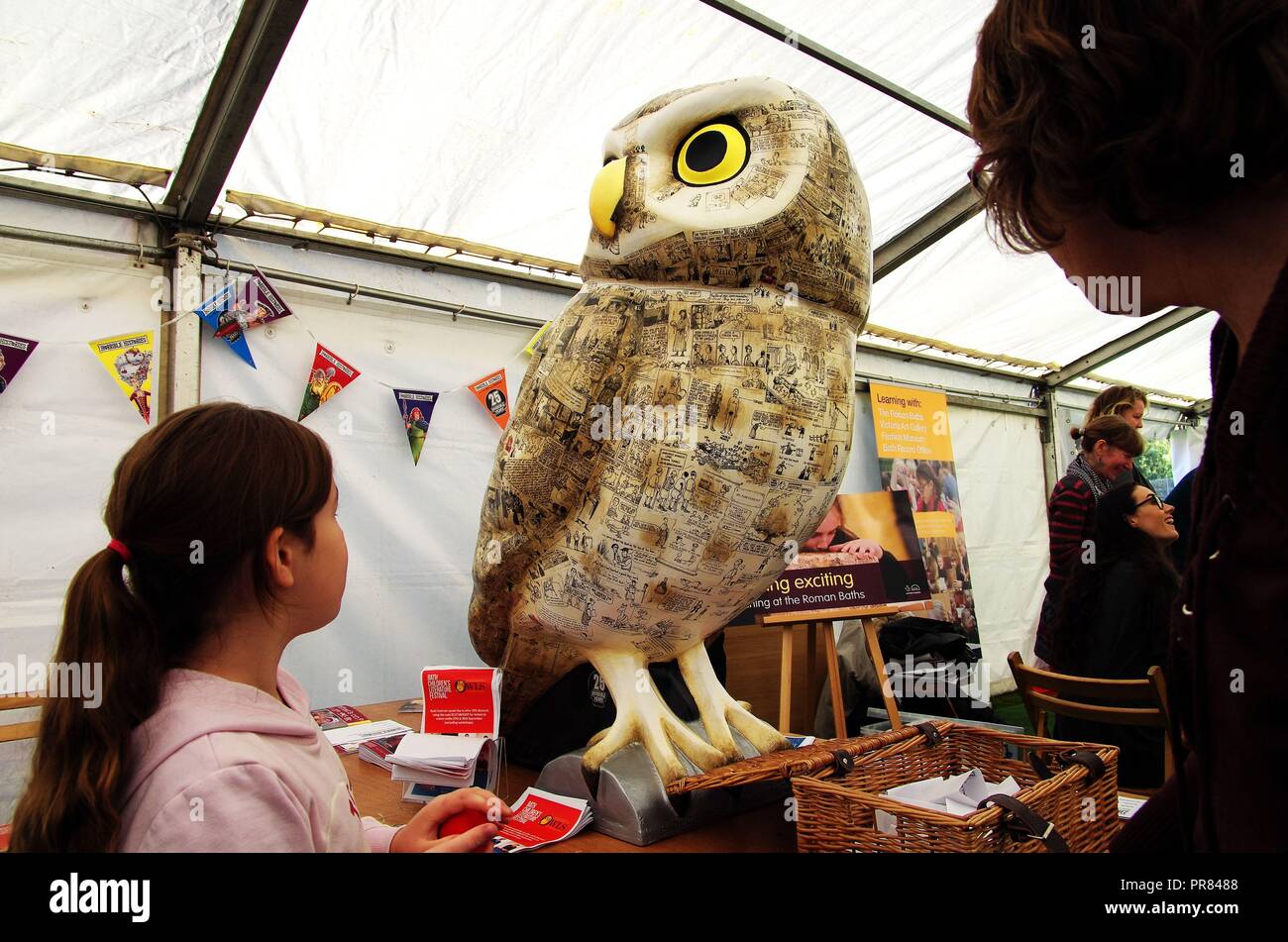 Histoires horribles les livres d'enfants célèbrent leur 25e anniversaire au Festival littéraire du Bain enfants. Signatures de livres et d'une causerie par Martin Brown l'illustrateur et l'auteur de l'histoire horrible Terry Deary ont eu lieu au Forum. Le talk a également coïncidé avec Minerva hiboux de Bath, qui comprend une histoire horrible sur l'Hibou Les hiboux hululent à crédit d'Adieu : Haydn Wheeler/Alamy Live News Banque D'Images
