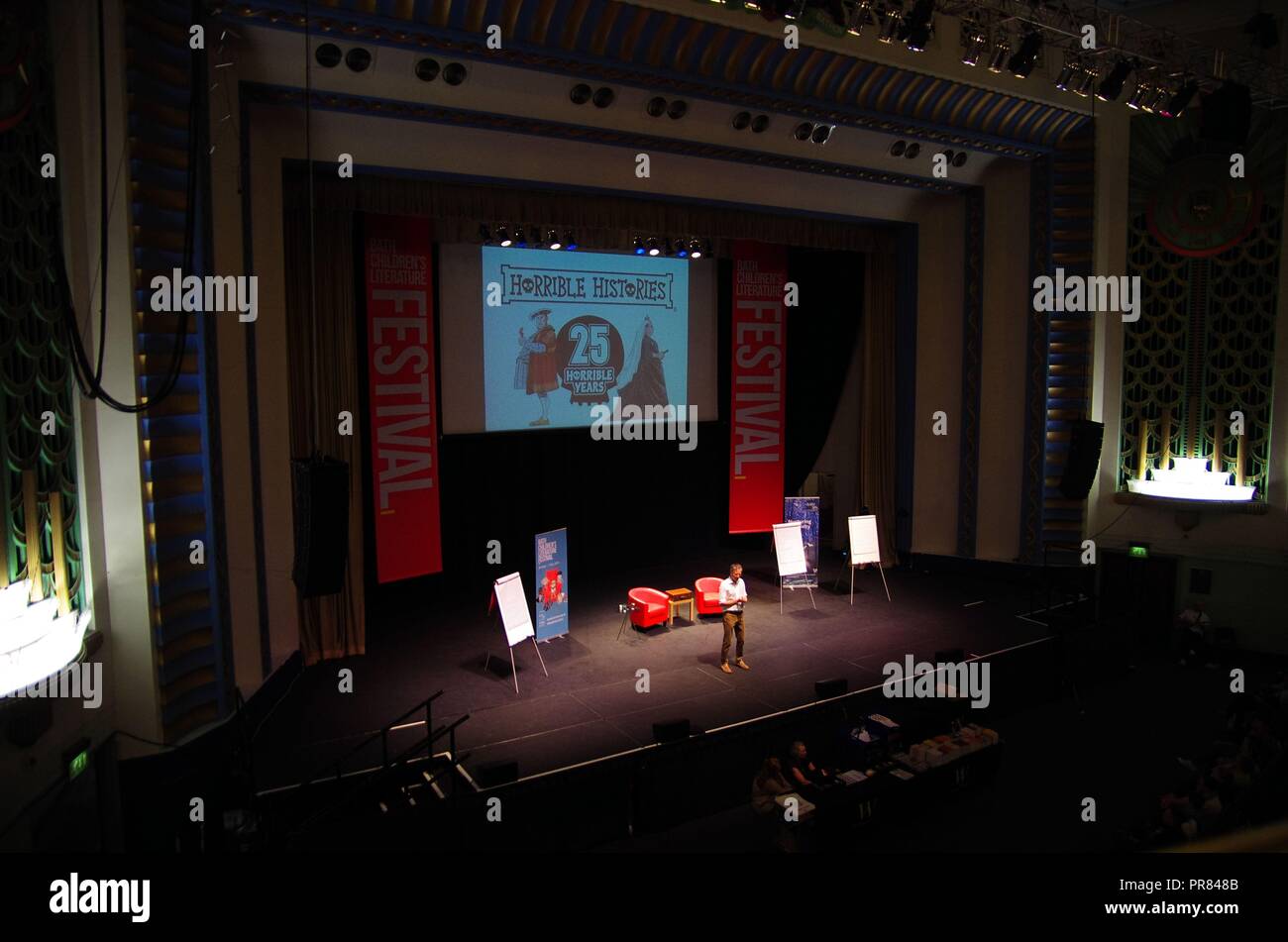 Histoires horribles les livres d'enfants célèbrent leur 25e anniversaire au Festival littéraire du Bain enfants. Signatures de livres et d'une causerie par Martin Brown l'illustrateur et l'auteur de l'histoire horrible Terry Deary ont eu lieu au Forum. Le talk a également coïncidé avec Minerva hiboux de Bath, qui comprend une histoire horrible sur l'Hibou Les hiboux hululent à crédit d'Adieu : Haydn Wheeler/Alamy Live News Banque D'Images
