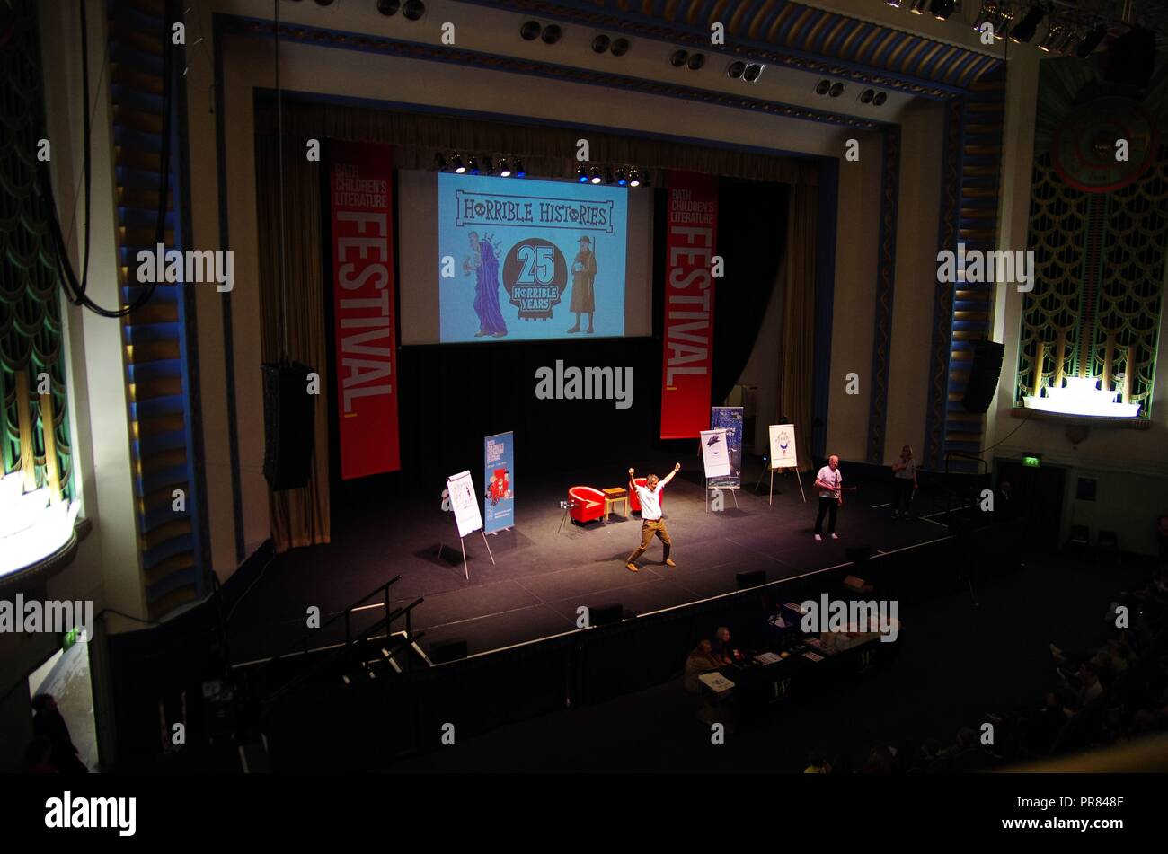 Histoires horribles les livres d'enfants célèbrent leur 25e anniversaire au Festival littéraire du Bain enfants. Signatures de livres et d'une causerie par Martin Brown l'illustrateur et l'auteur de l'histoire horrible Terry Deary ont eu lieu au Forum. Le talk a également coïncidé avec Minerva hiboux de Bath, qui comprend une histoire horrible sur l'Hibou Les hiboux hululent à crédit d'Adieu : Haydn Wheeler/Alamy Live News Banque D'Images
