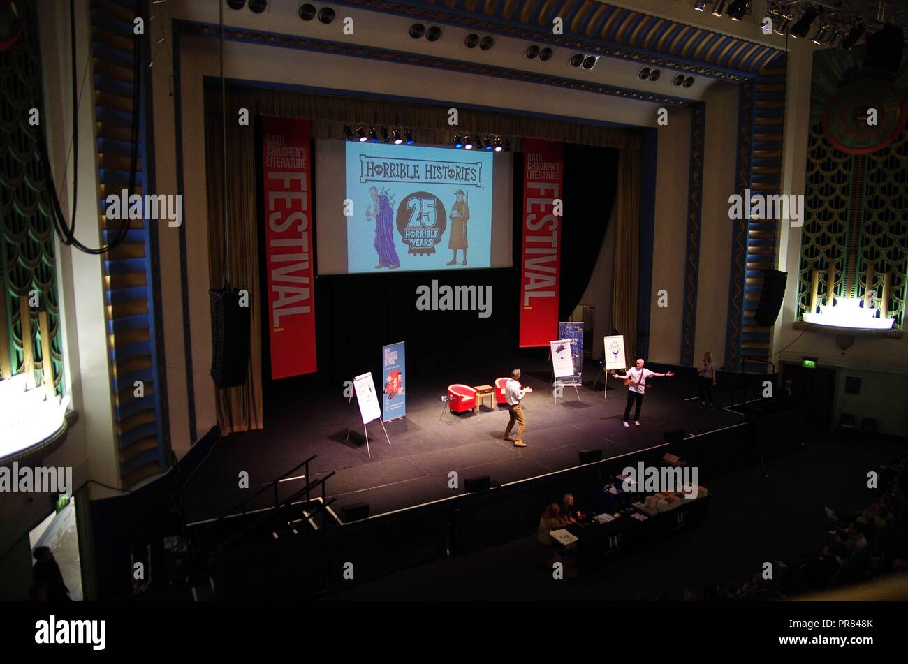 Histoires horribles les livres d'enfants célèbrent leur 25e anniversaire au Festival littéraire du Bain enfants. Signatures de livres et d'une causerie par Martin Brown l'illustrateur et l'auteur de l'histoire horrible Terry Deary ont eu lieu au Forum. Le talk a également coïncidé avec Minerva hiboux de Bath, qui comprend une histoire horrible sur l'Hibou Les hiboux hululent à crédit d'Adieu : Haydn Wheeler/Alamy Live News Banque D'Images