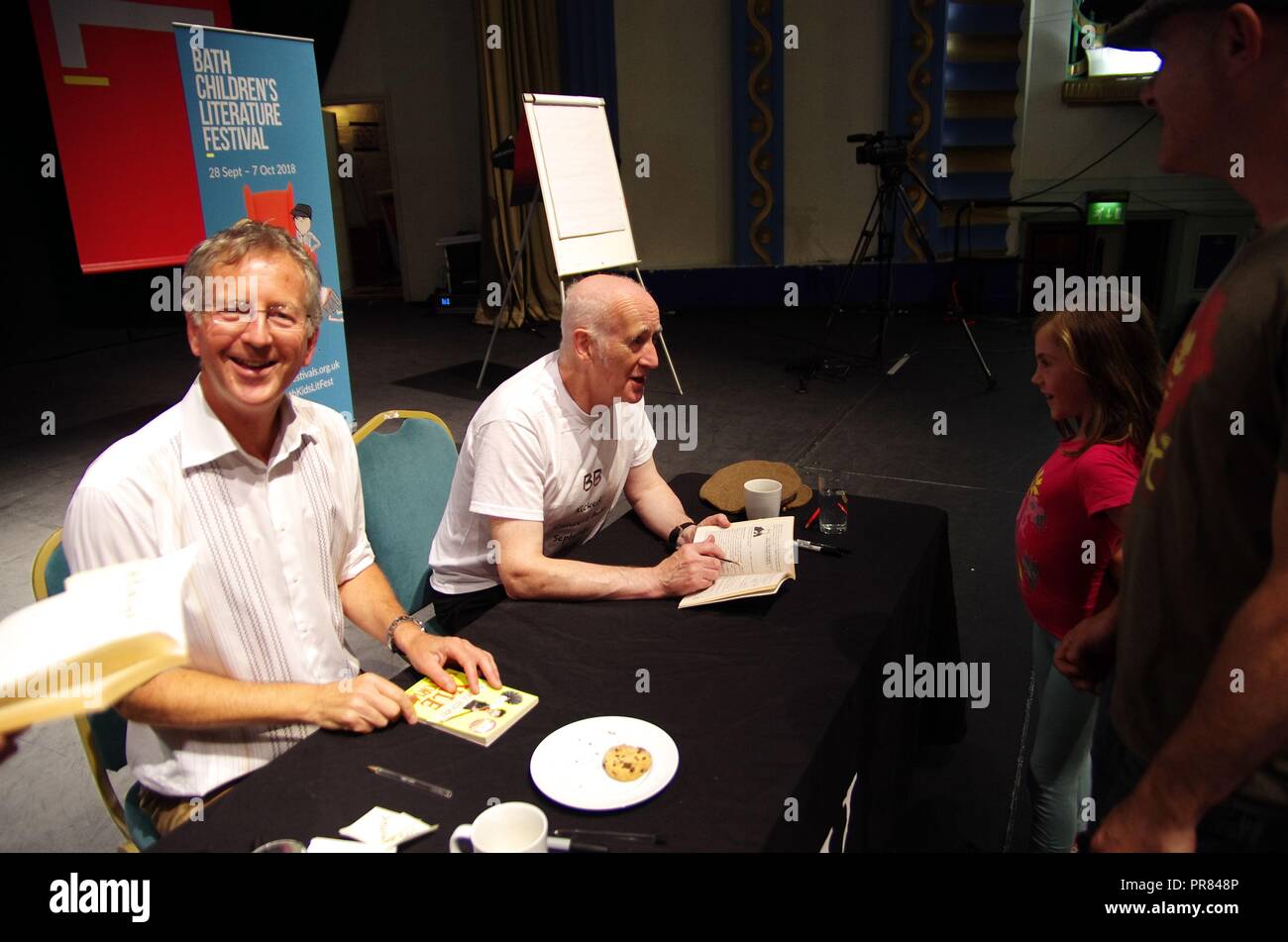 Histoires horribles les livres d'enfants célèbrent leur 25e anniversaire au Festival littéraire du Bain enfants. Signatures de livres et d'une causerie par Martin Brown l'illustrateur et l'auteur de l'histoire horrible Terry Deary ont eu lieu au Forum. Le talk a également coïncidé avec Minerva hiboux de Bath, qui comprend une histoire horrible sur l'Hibou Les hiboux hululent à crédit d'Adieu : Haydn Wheeler/Alamy Live News Banque D'Images