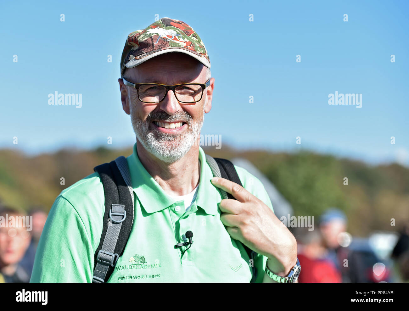 Kerpen-Manheim, Allemagne. 30 sept 2018. Peter Wohlleben, auteur et Forester, sourit avant de la marche de protestation contre l'enlèvement de l'Hambacher forêt. Pendant des mois, le nombre de participants à la manifestation, qui également des familles avec enfants y participer. Photo : Caroline Seidel/dpa dpa : Crédit photo alliance/Alamy Live News Crédit : afp photo alliance/Alamy Live News Banque D'Images