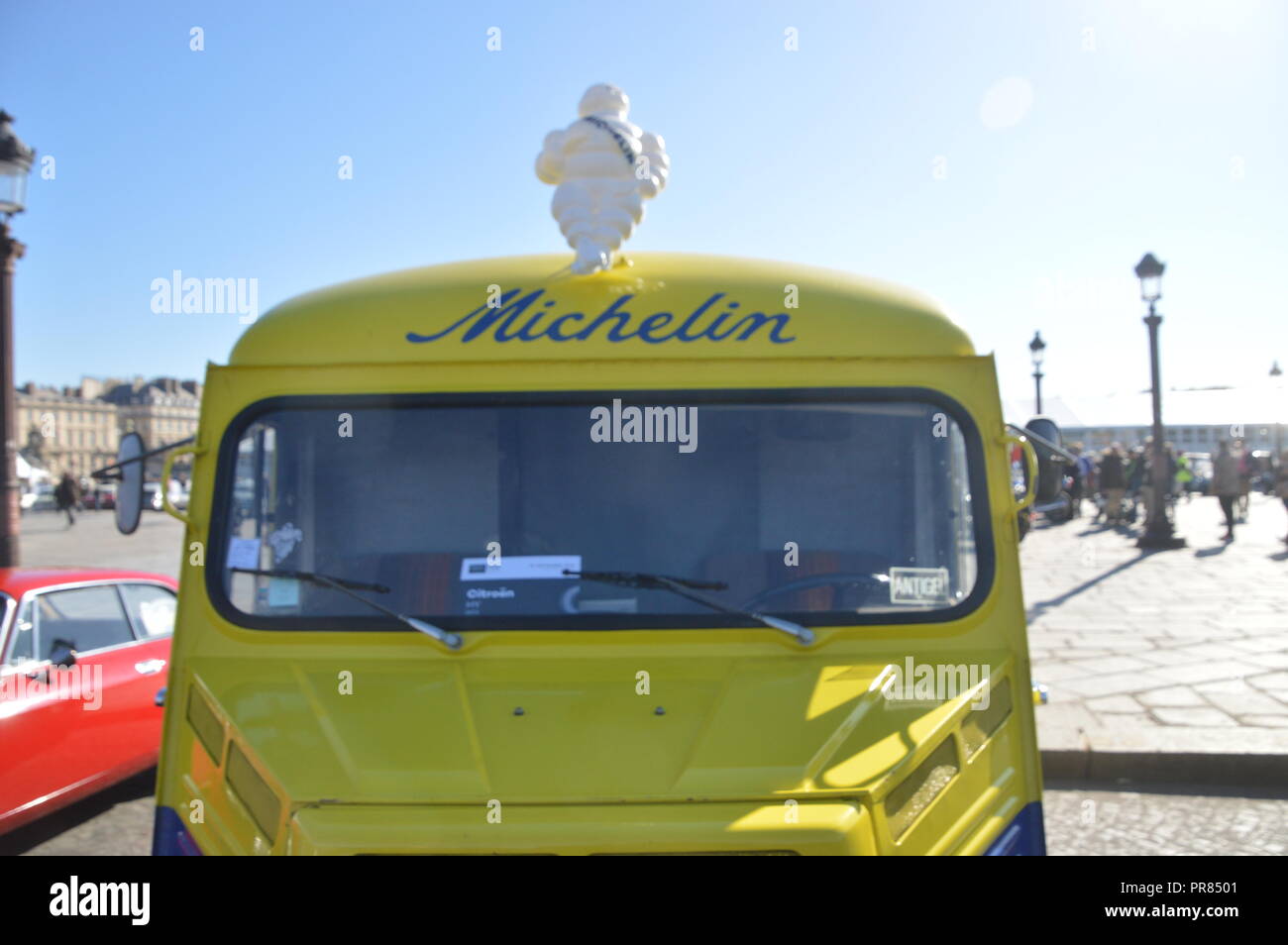 Paris, France. 30 sept 2018. Mascotte Michelin Bibendum vu pendant le défilé de voitures anciennes en France, à Paris, Place de la Concorde, 10h. (C'est une partie de l'Automobile de Paris). ALPHACIT NEWIM / Alamy Live News Banque D'Images