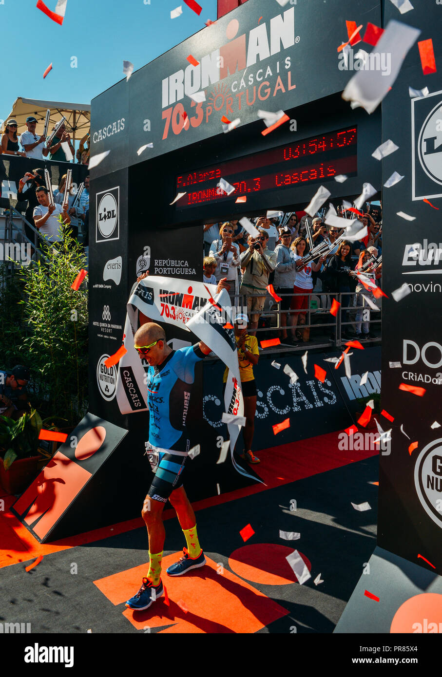 Cascais, Portugal 30 Sept 2018. Fernando Alarza de l'Espagne passe la ligne d'arrivée en première place à Cascais 70,3-fer, qui est une épreuve avec un temps de 3.54:57. L'événement a été participé par plus de 2 200 athlètes de 71 pays Crédit : Alexandre Rotenberg/Alamy Live News Banque D'Images