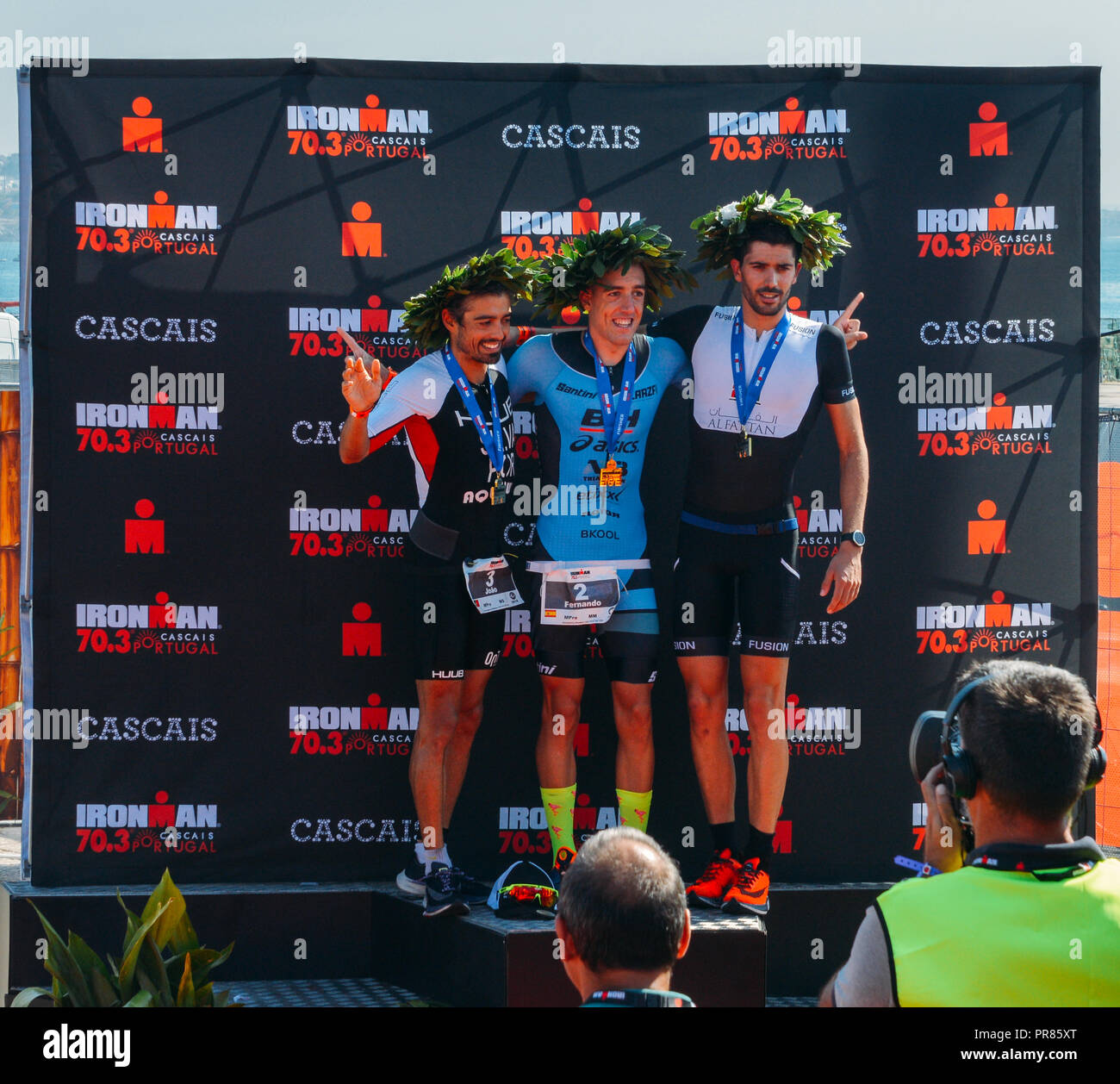 Cascais, Portugal 30 Sept 2018. Podium photo avec Fernando Alarza de l'Espagne, Joao SILVA du Portugal et Felipe Azevedo également du Portugal fête leur premier et deuxième et troisième places à l'Ironman 70.3 de Cascais. L'événement a été participé par plus de 2 200 athlètes de 71 pays Crédit : Alexandre Rotenberg/Alamy Live News Banque D'Images