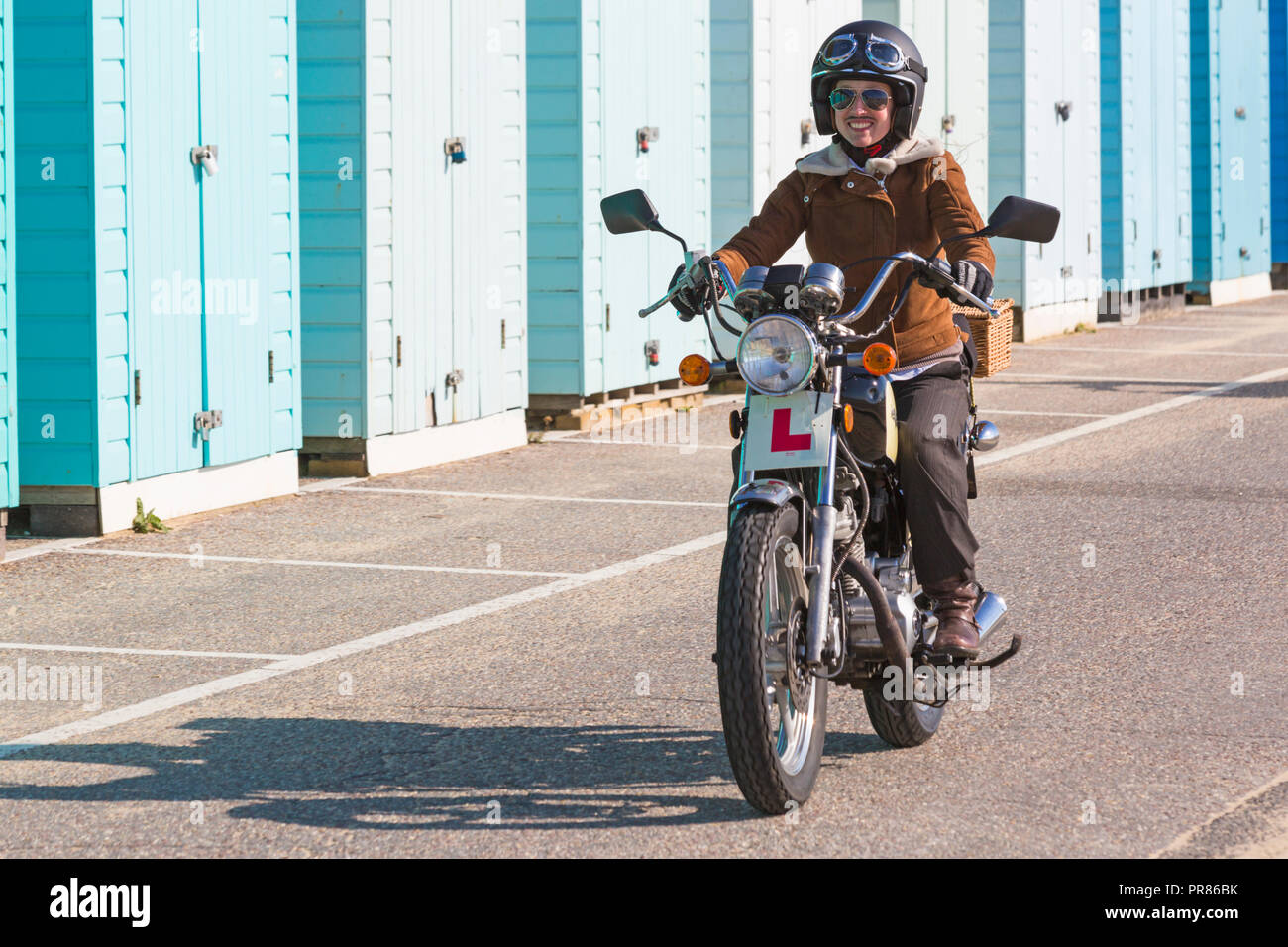 Bournemouth, Dorset UK. 30 sept 2018. Bournemouth et Poole Messieurs's Ride est un événement annuel pour recueillir des fonds et de sensibilisation pour la santé des hommes. Dans le cadre de leur balade, autour de 500 motos vintage balade le long de la promenade de se rassembler à Bournemouth Bournemouth Pier avec leurs cavaliers habillé convenablement, dans un style rétro cravates, moustaches et tweeds. Credit : Carolyn Jenkins/Alamy Live News Banque D'Images