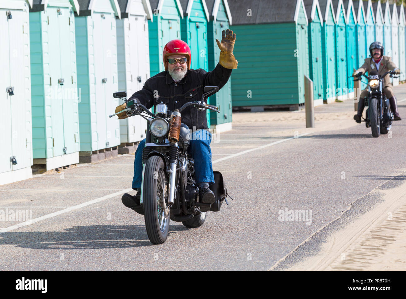 Bournemouth, Dorset UK. 30 sept 2018. Bournemouth et Poole Messieurs's Ride est un événement annuel pour recueillir des fonds et de sensibilisation pour la santé des hommes. Dans le cadre de leur balade, autour de 500 motos vintage balade le long de la promenade de se rassembler à Bournemouth Bournemouth Pier avec leurs cavaliers habillé convenablement, dans un style rétro cravates, moustaches et tweeds. Credit : Carolyn Jenkins/Alamy Live News Banque D'Images