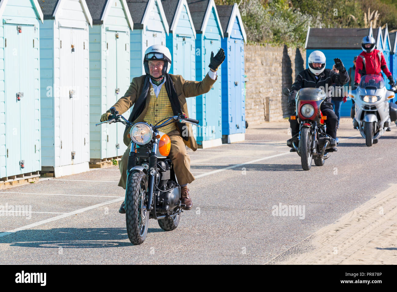 Bournemouth, Dorset UK. 30 sept 2018. Bournemouth et Poole Messieurs's Ride est un événement annuel pour recueillir des fonds et de sensibilisation pour la santé des hommes. Dans le cadre de leur balade, autour de 500 motos vintage balade le long de la promenade de se rassembler à Bournemouth Bournemouth Pier avec leurs cavaliers habillé convenablement, dans un style rétro cravates, moustaches et tweeds. Credit : Carolyn Jenkins/Alamy Live News Banque D'Images