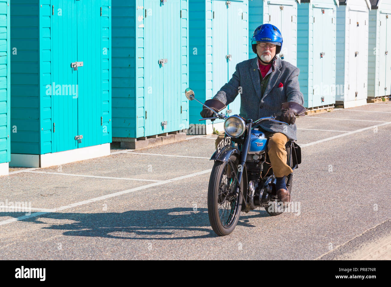 Bournemouth, Dorset UK. 30 sept 2018. Bournemouth et Poole Messieurs's Ride est un événement annuel pour recueillir des fonds et de sensibilisation pour la santé des hommes. Dans le cadre de leur balade, autour de 500 motos vintage balade le long de la promenade de se rassembler à Bournemouth Bournemouth Pier avec leurs cavaliers habillé convenablement, dans un style rétro cravates, moustaches et tweeds. Credit : Carolyn Jenkins/Alamy Live News Banque D'Images