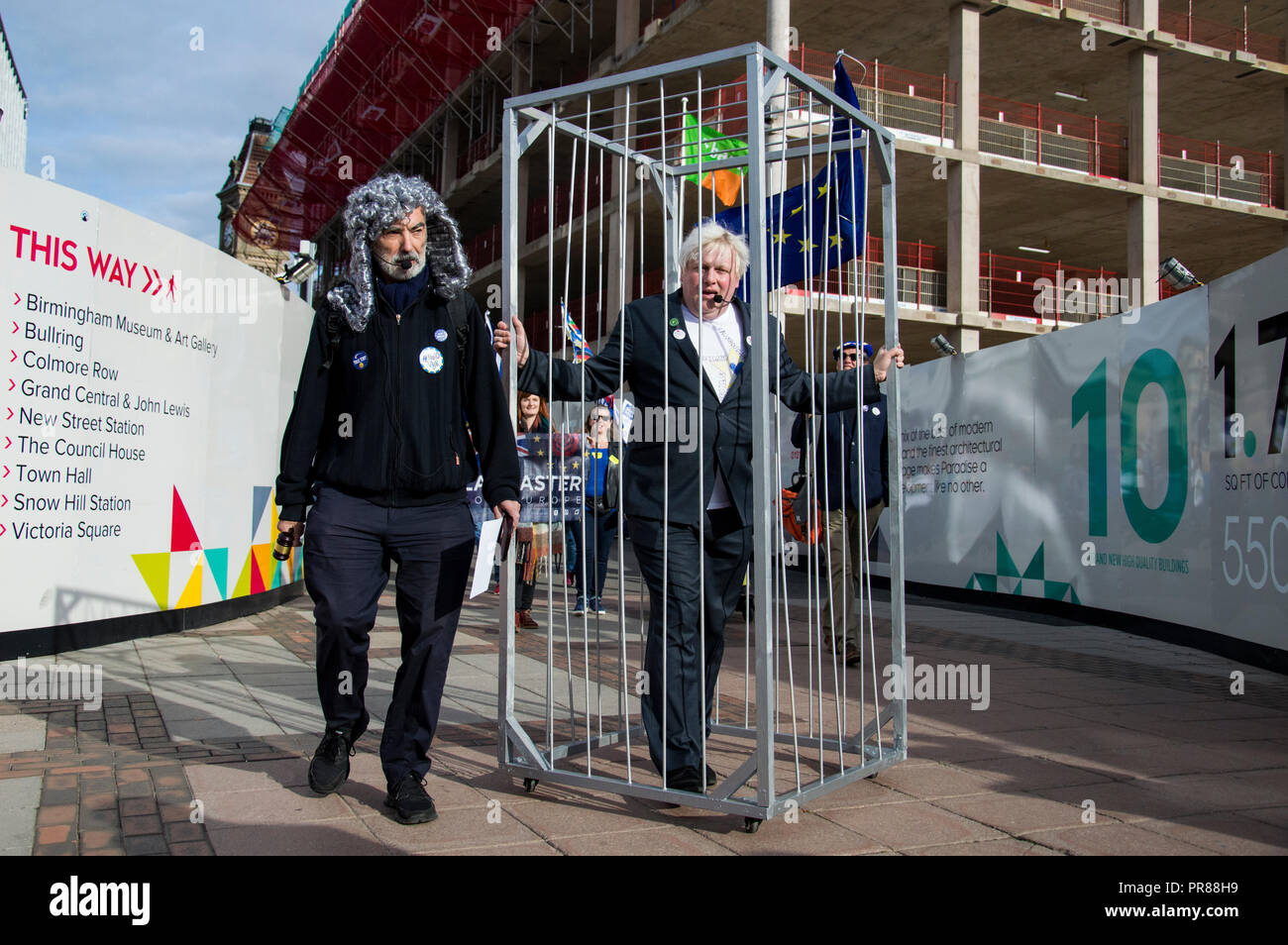 Birmingham, UK 30 septembre 2018. Une 'prison' est Boris Johnson ont défilé dans les rues de Birmingham lors d'une protestation Brexit, enfermés pour des crimes contre la décence humaine (C) Paul Swinney/Alamy Live News Banque D'Images