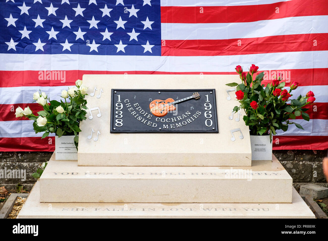 Chippenham, UK. 30 Septembre, 2018. Des fleurs par les fans de rock and roll legend Eddie Cochran sont illustrés sur le nouveau monument commémoratif qui a été dévoilée aujourd'hui à l'endroit de l'accident de voiture mortel à Chippenham qui a tué le chanteur américain en 1960. La chanteuse célèbre pour des chansons telles que 'C'mon Everybody' et 'Summertime Blues est décédé à l'âge de 21 ans après la voiture qu'il était en voyage en s'écrasa dans un lampadaire sur Rowden Hill le 17 avril, 1960. Credit : Lynchpics/Alamy Live News Banque D'Images