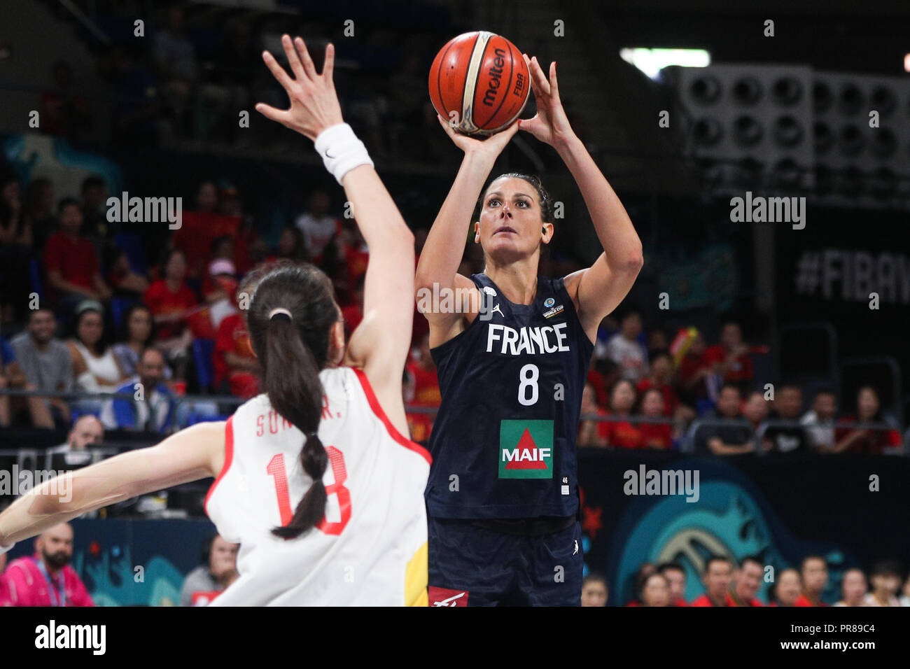 Tenerife, Espagne. Sep 30, 2018. Helena Ciak (R) de la France tire la balle pendant la classe 5-6 match entre la Chine et la France à la FIBA 2018 Coupe du Monde féminine de basket-ball à Santiago Martin à San Cristobal de La Laguna à Tenerife, Espagne, 30 septembre 2018. Credit : Zheng Huansong/Xinhua/Alamy Live News Banque D'Images
