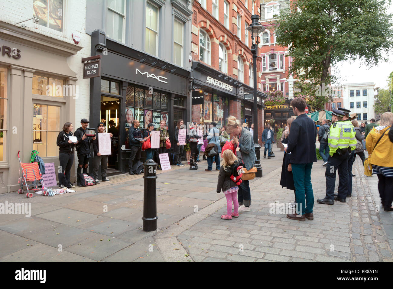 Londres, Royaume-Uni. 30 septembre 2018 les droits des animaux : manifestation devant la direction générale de l'atelier maquillage MAC avec des agents de police à la recherche afin de s'assurer il n'y a pas de violation de la paix à Covent Garden London UK. Martin Parker/Alamy Live News Banque D'Images