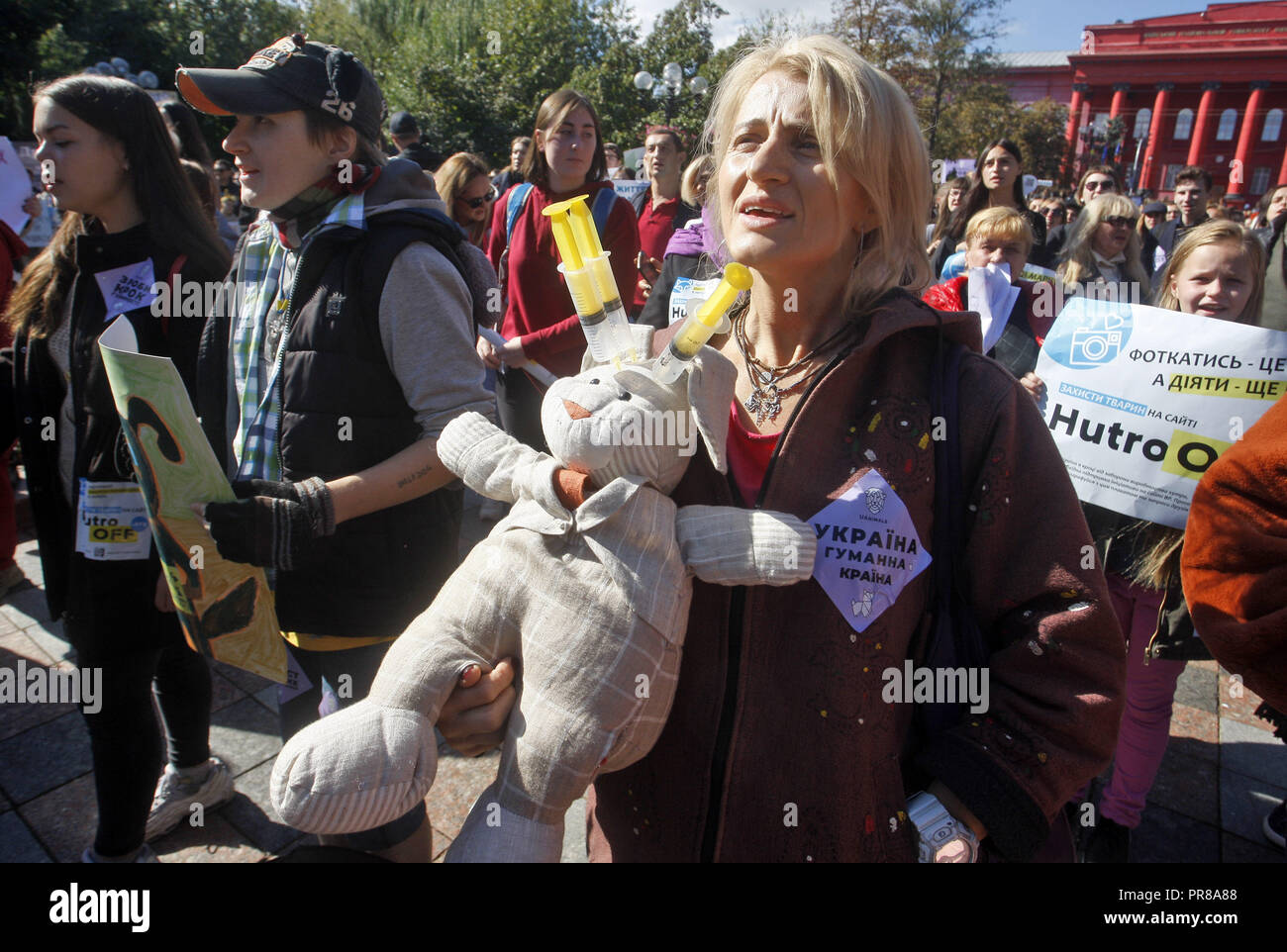 Kiev, Ukraine. Sep 30, 2018. Femme ukrainienne vu tenant une poupée comme signe d'un animal pendant la manifestation.Des milliers de participants à la marche au centre-ville d'exiger l'interdiction de l'utilisation des animaux dans les cirques, l'objectif de la marche est de populariser les valeurs humanistes et protéger les animaux de la cruauté et la moquerie. Crédit : Pavlo Gonchar SOPA/Images/ZUMA/Alamy Fil Live News Banque D'Images