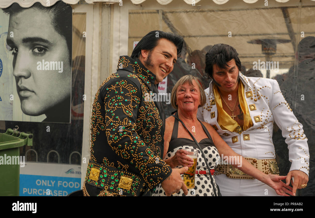 Porthcawl, Pays de Galles, Royaume-Uni. 30 septembre 2018.Les imitateurs d'Elvis, Doyen de Phoenix en blanc et Steve Knight en noir, assister à la 13e édition, le Festival Elvis Porthcawl Elvies. Credit : Haydn Denman/Alamy Live News Banque D'Images