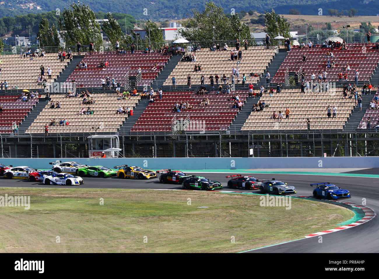 Barcelone, Espagne. Sep 30, 2018. L'équipe Mercedes-AMG Mercedes-AMG BLACK FALCON GT3 avec les pilotes Maro Engel, Luca Stolz & Yelmer Buurman mène dans le premier virage lors de la ronde 10 - Blancpain Endurance Series GT Cup au circuit de Barcelona-Catalunya, Barcelone, Espagne, le 30 septembre 2018. Photo par Jurek Biegus. Usage éditorial uniquement, licence requise pour un usage commercial. Credit : UK Sports Photos Ltd/Alamy Live News Banque D'Images