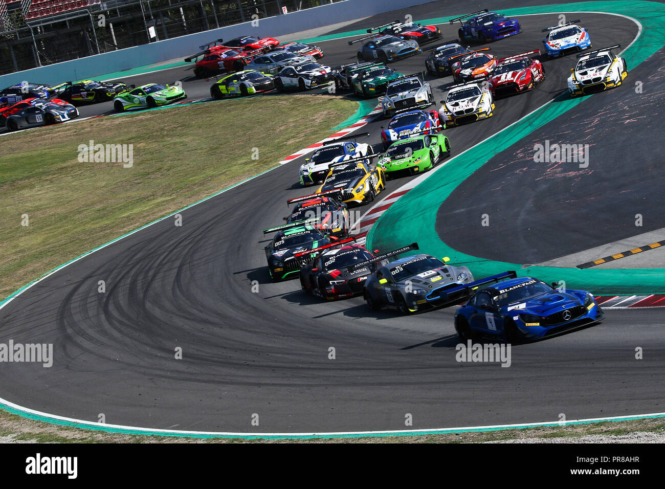 Barcelone, Espagne. Sep 30, 2018. L'équipe Mercedes-AMG Mercedes-AMG BLACK FALCON GT3 avec les pilotes Maro Engel, Luca Stolz & Yelmer Buurman mène le peloton au départ de la course lors de la ronde 10 - Blancpain Endurance Series GT Cup au circuit de Barcelona-Catalunya, Barcelone, Espagne, le 30 septembre 2018. Photo par Jurek Biegus. Usage éditorial uniquement, licence requise pour un usage commercial. Credit : UK Sports Photos Ltd/Alamy Live News Banque D'Images