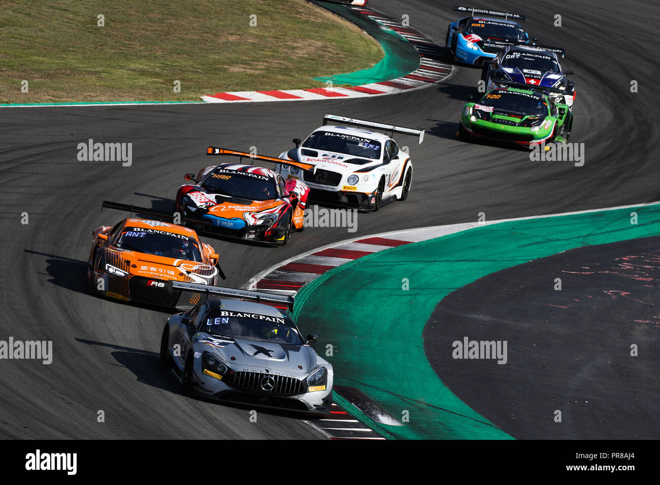 Barcelone, Espagne. Sep 30, 2018. FALCON NOIR Mercedes-AMG GT3 avec les pilotes Kriton, Lendoudis Saud Al Faisal & Rui Aguas dirige un pack de voitures au cours des rondes 10 - Blancpain Endurance Series GT Cup au circuit de Barcelona-Catalunya, Barcelone, Espagne, le 30 septembre 2018. Photo par Jurek Biegus. Usage éditorial uniquement, licence requise pour un usage commercial. Credit : UK Sports Photos Ltd/Alamy Live News Banque D'Images