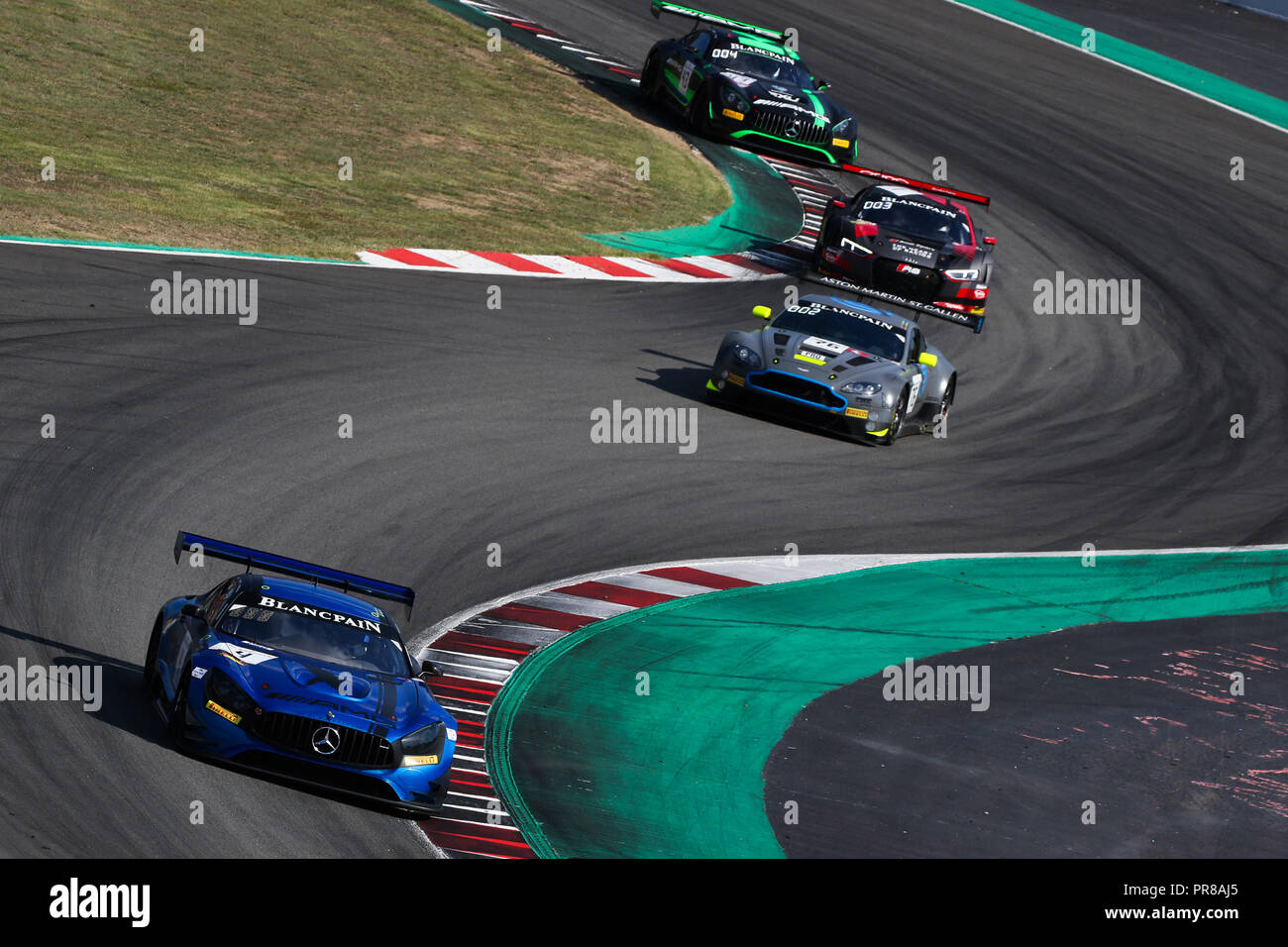 Barcelone, Espagne. Sep 30, 2018. L'équipe Mercedes-AMG Mercedes-AMG BLACK FALCON GT3 avec les pilotes Maro Engel, Luca Stolz & Yelmer Buurman mène R-Motorsport Aston Martin V12 Vantage avec chauffeurs Matthieu Vaxivière, Jake Dennis & Nicki Thiim lors de la ronde 10 - Blancpain Endurance Series GT Cup au circuit de Barcelona-Catalunya, Barcelone, Espagne, le 30 septembre 2018. Photo par Jurek Biegus. Usage éditorial uniquement, licence requise pour un usage commercial. Credit : UK Sports Photos Ltd/Alamy Live News Banque D'Images