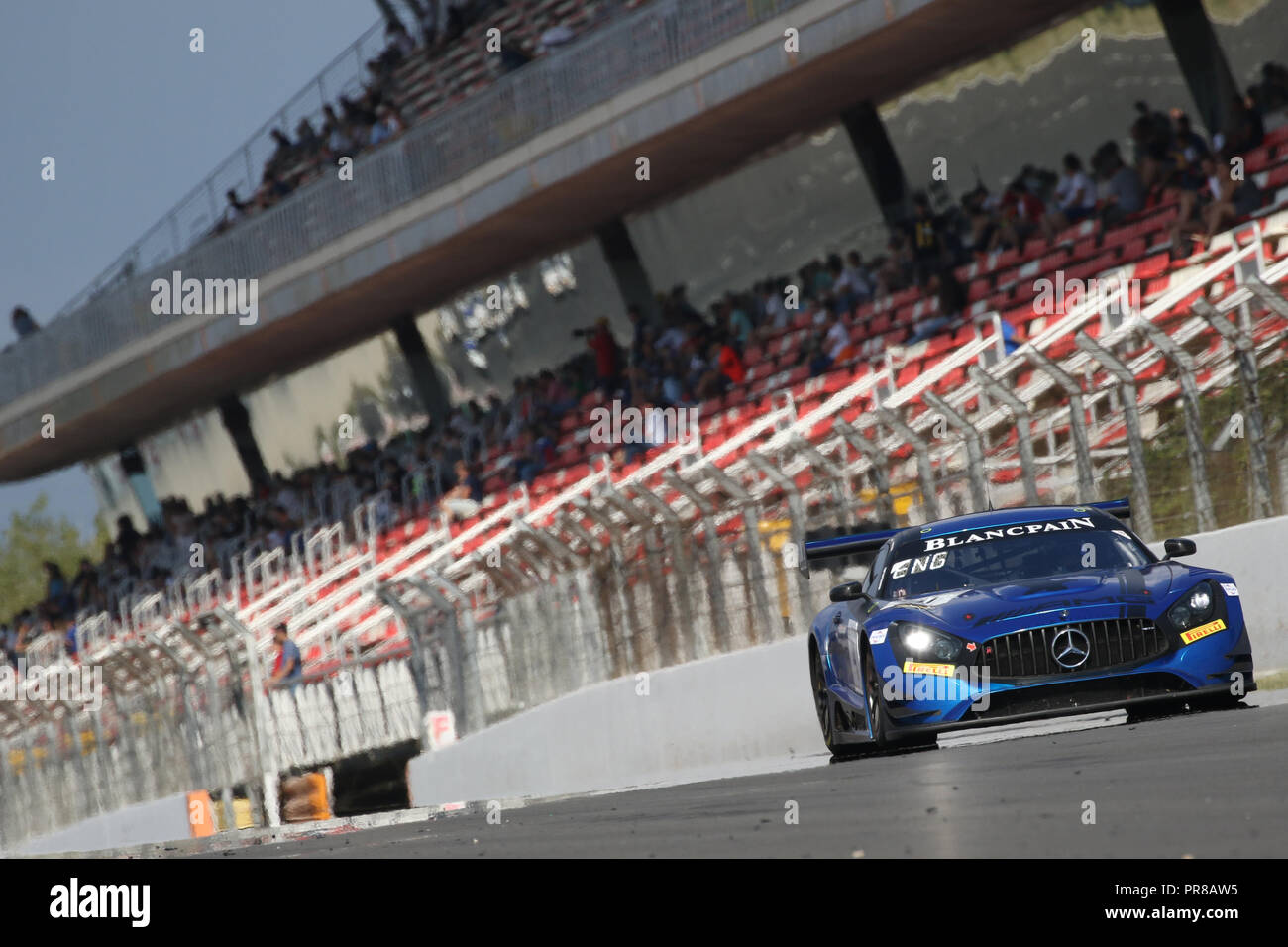 Barcelone, Espagne. Sep 30, 2018. L'équipe Mercedes-AMG Mercedes-AMG BLACK FALCON GT3 avec les pilotes Maro Engel, Luca Stolz & Yelmer Buurman lors de la ronde 10 - Blancpain Endurance Series GT Cup au circuit de Barcelona-Catalunya, Barcelone, Espagne, le 30 septembre 2018. Photo par Jurek Biegus. Usage éditorial uniquement, licence requise pour un usage commercial. Credit : UK Sports Photos Ltd/Alamy Live News Banque D'Images