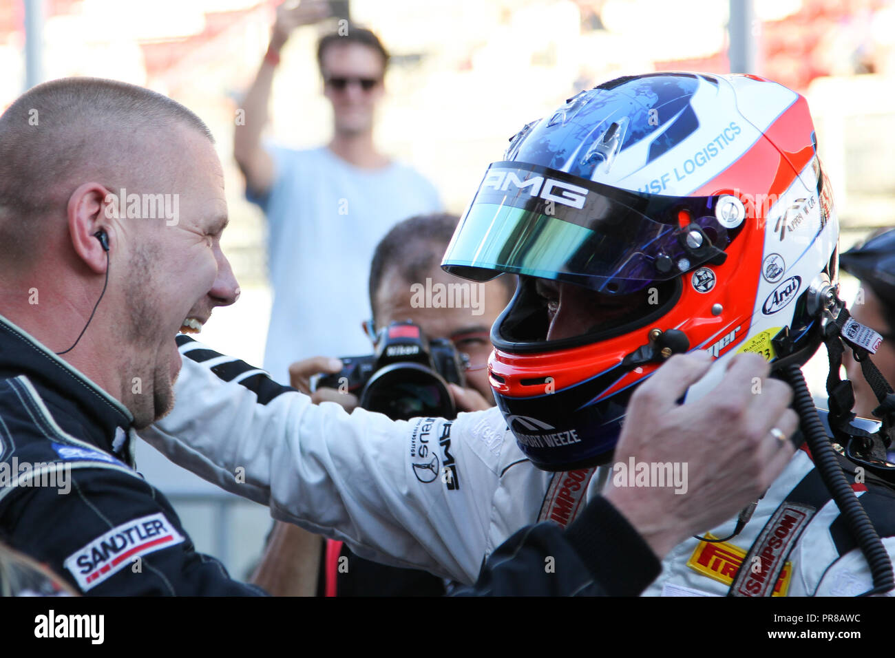 Barcelone, Espagne. Sep 30, 2018. L'équipe Mercedes-AMG Mercedes-AMG BLACK FALCON GT3 Yelmer Buurman célèbre la victoire et remporter le championnat lors de la ronde 10 - Blancpain Endurance Series GT Cup au circuit de Barcelona-Catalunya, Barcelone, Espagne, le 30 septembre 2018. Photo par Jurek Biegus. Usage éditorial uniquement, licence requise pour un usage commercial. Credit : UK Sports Photos Ltd/Alamy Live News Banque D'Images