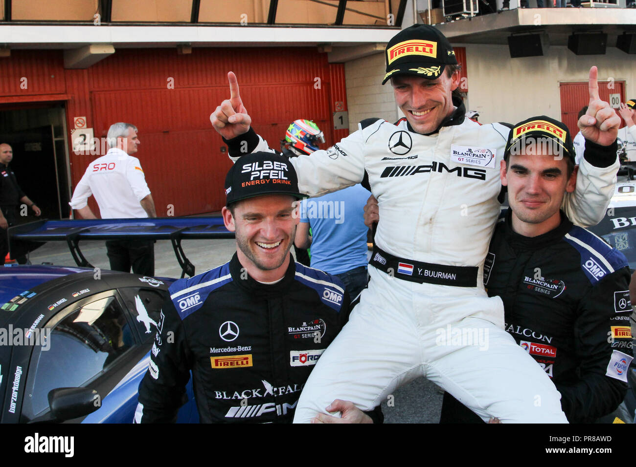 Barcelone, Espagne. Sep 30, 2018. L'équipe Mercedes-AMG Mercedes-AMG BLACK FALCON GT3 pilotes (L-R) Maro Engel, Yelmer Buurman & Luca Stolz célébrer la victoire de la course de championnat et gagner au cours des rondes 10 - Blancpain Endurance Series GT Cup au circuit de Barcelona-Catalunya, Barcelone, Espagne, le 30 septembre 2018. Photo par Jurek Biegus. Usage éditorial uniquement, licence requise pour un usage commercial. Credit : UK Sports Photos Ltd/Alamy Live News Banque D'Images