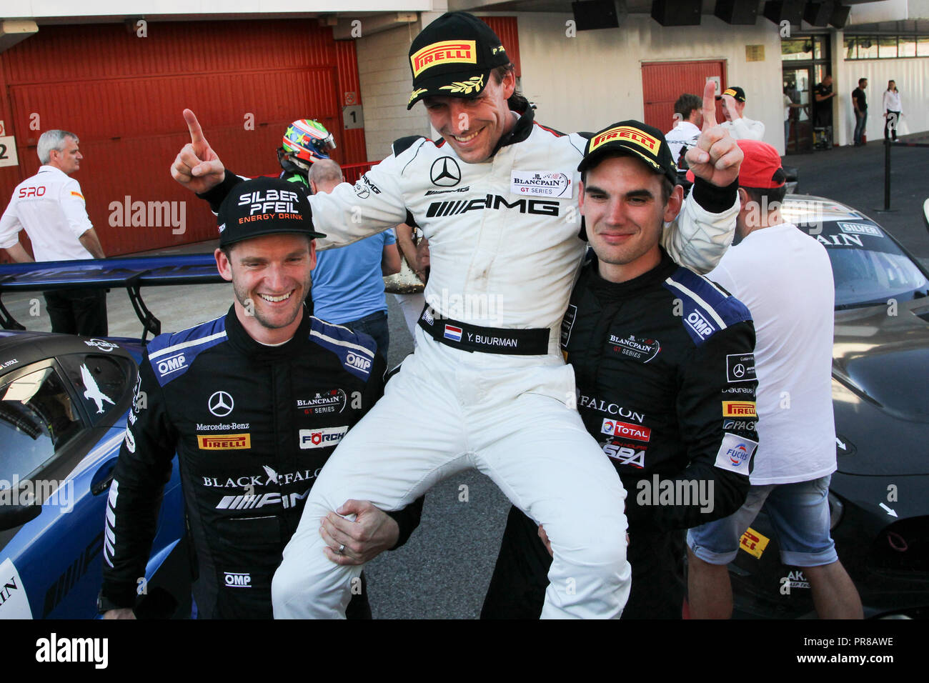Barcelone, Espagne. Sep 30, 2018. L'équipe Mercedes-AMG Mercedes-AMG BLACK FALCON GT3 pilotes (L-R) Maro Engel, Yelmer Buurman & Luca Stolz célébrer la victoire de la course de championnat et gagner au cours des rondes 10 - Blancpain Endurance Series GT Cup au circuit de Barcelona-Catalunya, Barcelone, Espagne, le 30 septembre 2018. Photo par Jurek Biegus. Usage éditorial uniquement, licence requise pour un usage commercial. Credit : UK Sports Photos Ltd/Alamy Live News Banque D'Images