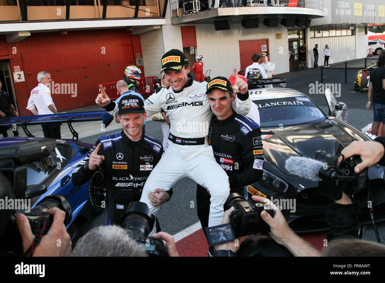 Barcelone, Espagne. Sep 30, 2018. L'équipe Mercedes-AMG Mercedes-AMG BLACK FALCON GT3 pilotes (L-R) Maro Engel, Yelmer Buurman & Luca Stolz célébrer la victoire de la course de championnat et gagner au cours des rondes 10 - Blancpain Endurance Series GT Cup au circuit de Barcelona-Catalunya, Barcelone, Espagne, le 30 septembre 2018. Photo par Jurek Biegus. Usage éditorial uniquement, licence requise pour un usage commercial. Credit : UK Sports Photos Ltd/Alamy Live News Banque D'Images