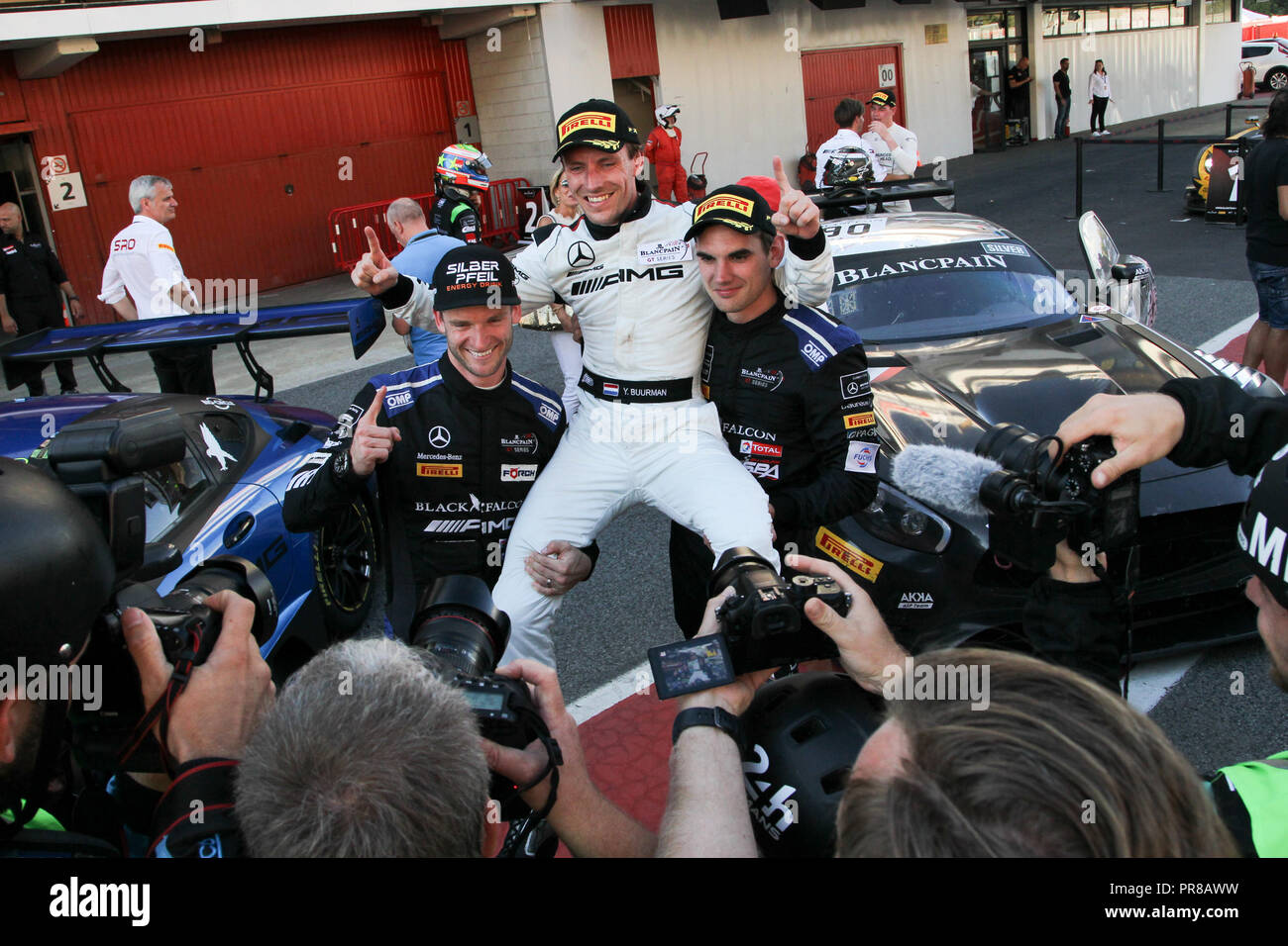 Barcelone, Espagne. Sep 30, 2018. L'équipe Mercedes-AMG Mercedes-AMG BLACK FALCON GT3 pilotes (L-R) Maro Engel, Yelmer Buurman & Luca Stolz célébrer la victoire de la course de championnat et gagner au cours des rondes 10 - Blancpain Endurance Series GT Cup au circuit de Barcelona-Catalunya, Barcelone, Espagne, le 30 septembre 2018. Photo par Jurek Biegus. Usage éditorial uniquement, licence requise pour un usage commercial. Credit : UK Sports Photos Ltd/Alamy Live News Banque D'Images