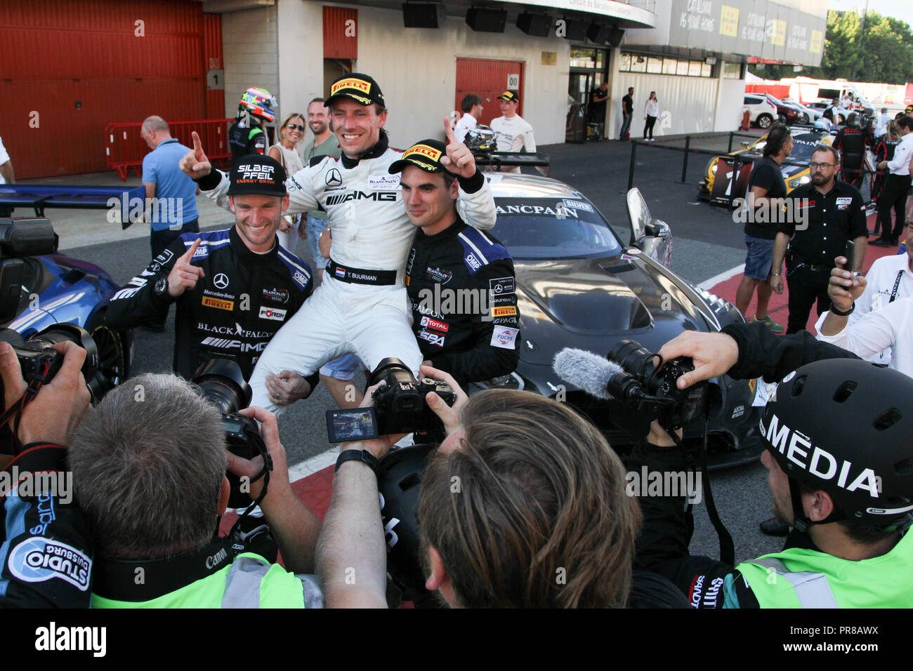 Barcelone, Espagne. Sep 30, 2018. L'équipe Mercedes-AMG Mercedes-AMG BLACK FALCON GT3 pilotes (L-R) Maro Engel, Yelmer Buurman & Luca Stolz célébrer la victoire de la course de championnat et gagner au cours des rondes 10 - Blancpain Endurance Series GT Cup au circuit de Barcelona-Catalunya, Barcelone, Espagne, le 30 septembre 2018. Photo par Jurek Biegus. Usage éditorial uniquement, licence requise pour un usage commercial. Credit : UK Sports Photos Ltd/Alamy Live News Banque D'Images