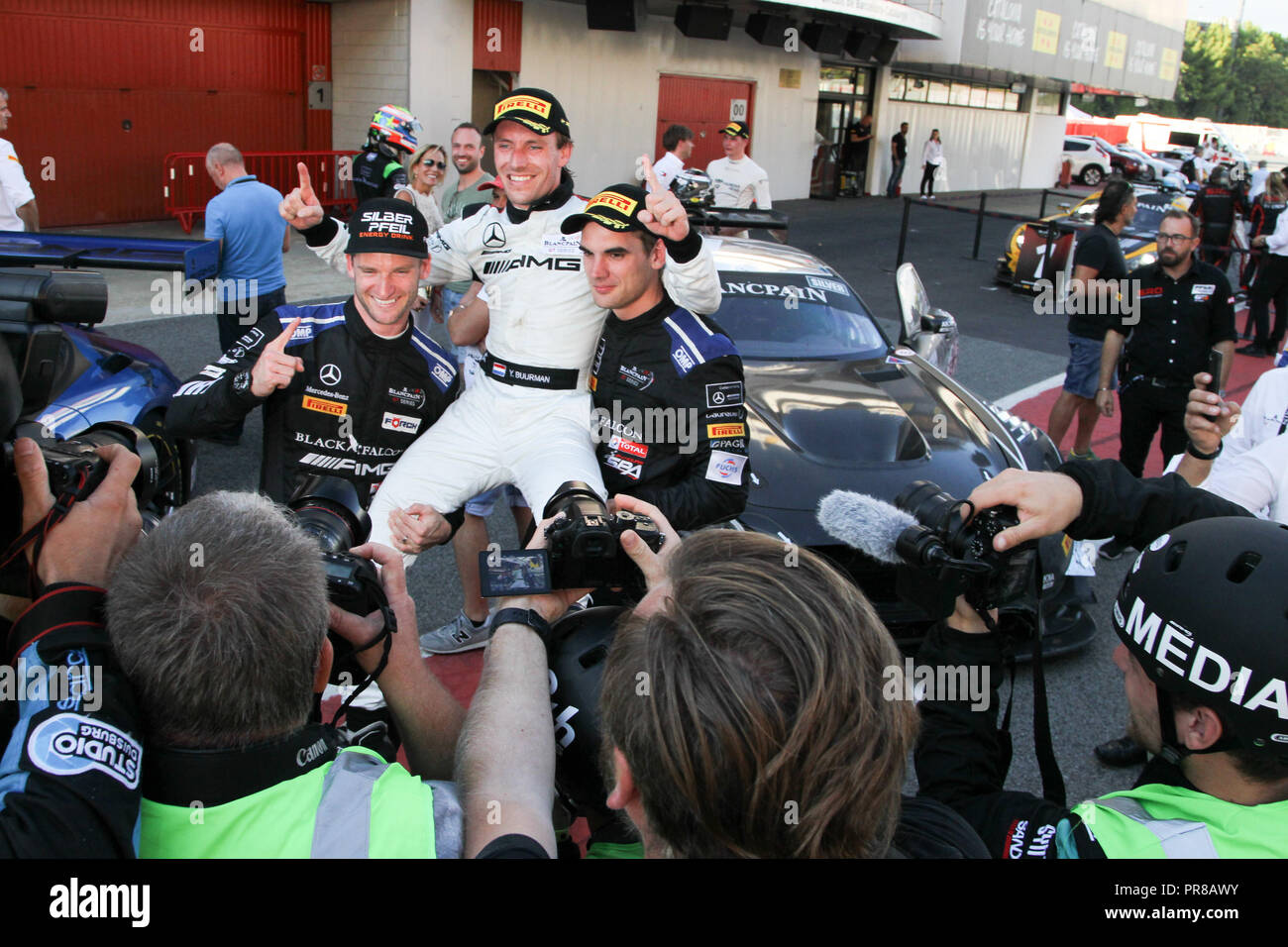Barcelone, Espagne. Sep 30, 2018. L'équipe Mercedes-AMG Mercedes-AMG BLACK FALCON GT3 pilotes (L-R) Maro Engel, Yelmer Buurman & Luca Stolz célébrer la victoire de la course de championnat et gagner au cours des rondes 10 - Blancpain Endurance Series GT Cup au circuit de Barcelona-Catalunya, Barcelone, Espagne, le 30 septembre 2018. Photo par Jurek Biegus. Usage éditorial uniquement, licence requise pour un usage commercial. Credit : UK Sports Photos Ltd/Alamy Live News Banque D'Images