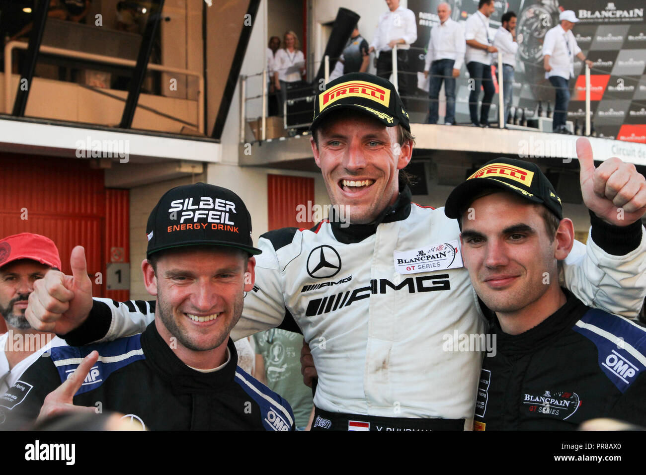 Barcelone, Espagne. Sep 30, 2018. L'équipe Mercedes-AMG Mercedes-AMG BLACK FALCON GT3 pilotes (L-R) Maro Engel, Yelmer Buurman & Luca Stolz célébrer la victoire de la course de championnat et gagner au cours des rondes 10 - Blancpain Endurance Series GT Cup au circuit de Barcelona-Catalunya, Barcelone, Espagne, le 30 septembre 2018. Photo par Jurek Biegus. Usage éditorial uniquement, licence requise pour un usage commercial. Credit : UK Sports Photos Ltd/Alamy Live News Banque D'Images