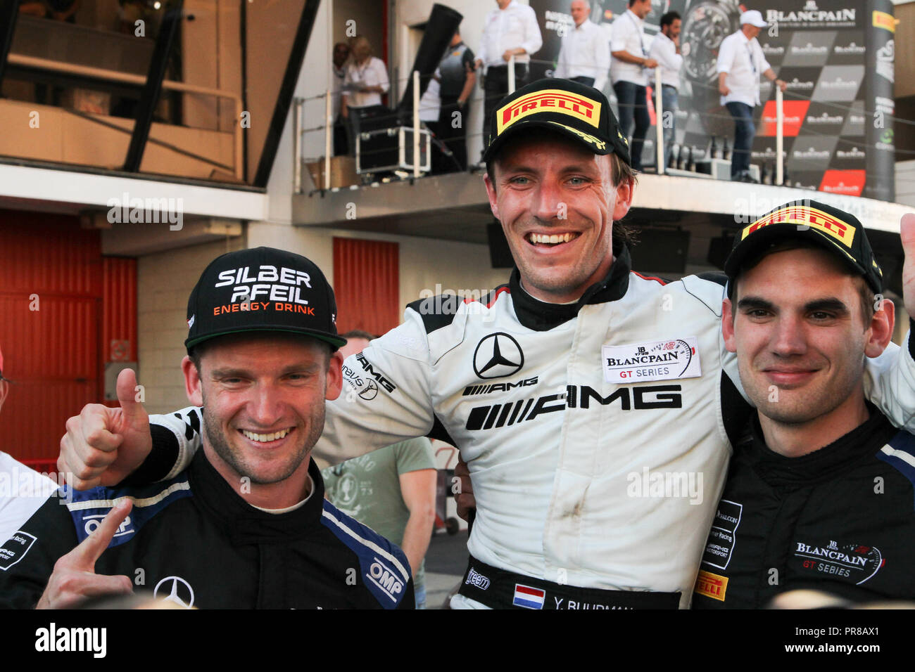 Barcelone, Espagne. Sep 30, 2018. L'équipe Mercedes-AMG Mercedes-AMG BLACK FALCON GT3 pilotes (L-R) Maro Engel, Yelmer Buurman & Luca Stolz célébrer la victoire de la course de championnat et gagner au cours des rondes 10 - Blancpain Endurance Series GT Cup au circuit de Barcelona-Catalunya, Barcelone, Espagne, le 30 septembre 2018. Photo par Jurek Biegus. Usage éditorial uniquement, licence requise pour un usage commercial. Credit : UK Sports Photos Ltd/Alamy Live News Banque D'Images
