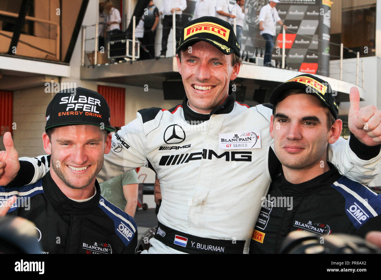 Barcelone, Espagne. Sep 30, 2018. L'équipe Mercedes-AMG Mercedes-AMG BLACK FALCON GT3 pilotes (L-R) Maro Engel, Yelmer Buurman & Luca Stolz célébrer la victoire de la course de championnat et gagner au cours des rondes 10 - Blancpain Endurance Series GT Cup au circuit de Barcelona-Catalunya, Barcelone, Espagne, le 30 septembre 2018. Photo par Jurek Biegus. Usage éditorial uniquement, licence requise pour un usage commercial. Credit : UK Sports Photos Ltd/Alamy Live News Banque D'Images