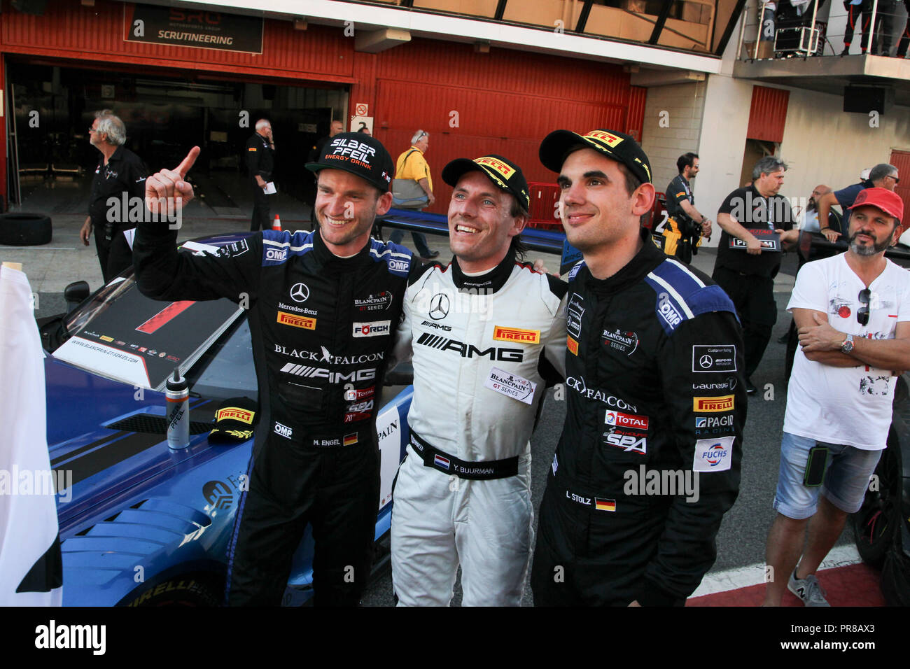 Barcelone, Espagne. Sep 30, 2018. L'équipe Mercedes-AMG Mercedes-AMG BLACK FALCON GT3 pilotes (L-R) Maro Engel, Yelmer Buurman & Luca Stolz célébrer la victoire de la course de championnat et gagner au cours des rondes 10 - Blancpain Endurance Series GT Cup au circuit de Barcelona-Catalunya, Barcelone, Espagne, le 30 septembre 2018. Photo par Jurek Biegus. Usage éditorial uniquement, licence requise pour un usage commercial. Credit : UK Sports Photos Ltd/Alamy Live News Banque D'Images